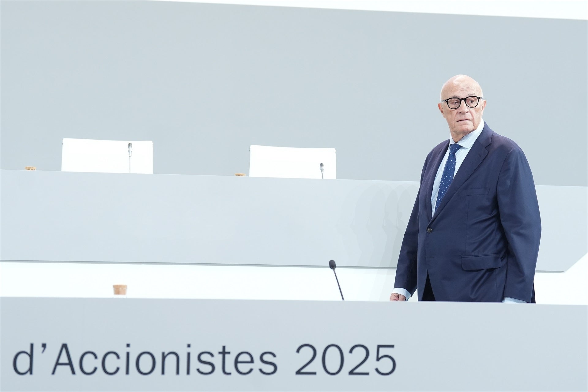 El presidente del Banco Sabadell, Josep Oliu, durante la junta general extraordinaria de accionistas de Banco Sabadell, a 6 de agosto de 2025, en Sabadell, Barcelona, Catalunya (España). Banco Sabadell tiene previsto celebrar hoy las dos juntas de accionistas extraordinarias en las que se decidirá tanto la venta del banco británico TSB como el reparto de un 'macrodividendo' de 2.500 millones de euros. El consejo de administración del banco confía en sacar adelante estas votaciones, gracias a las delegaciones de voto con las que ya cuenta y con las recomendaciones de voto de 'proxy advisors' como ISS o Glass Lewis.
David Zorrakino / Europa Press
06 AGOSTO 2025;CATALUÑA;ECONOMÍA;BANCO;VENTA;SABADELL;
06/8/2025