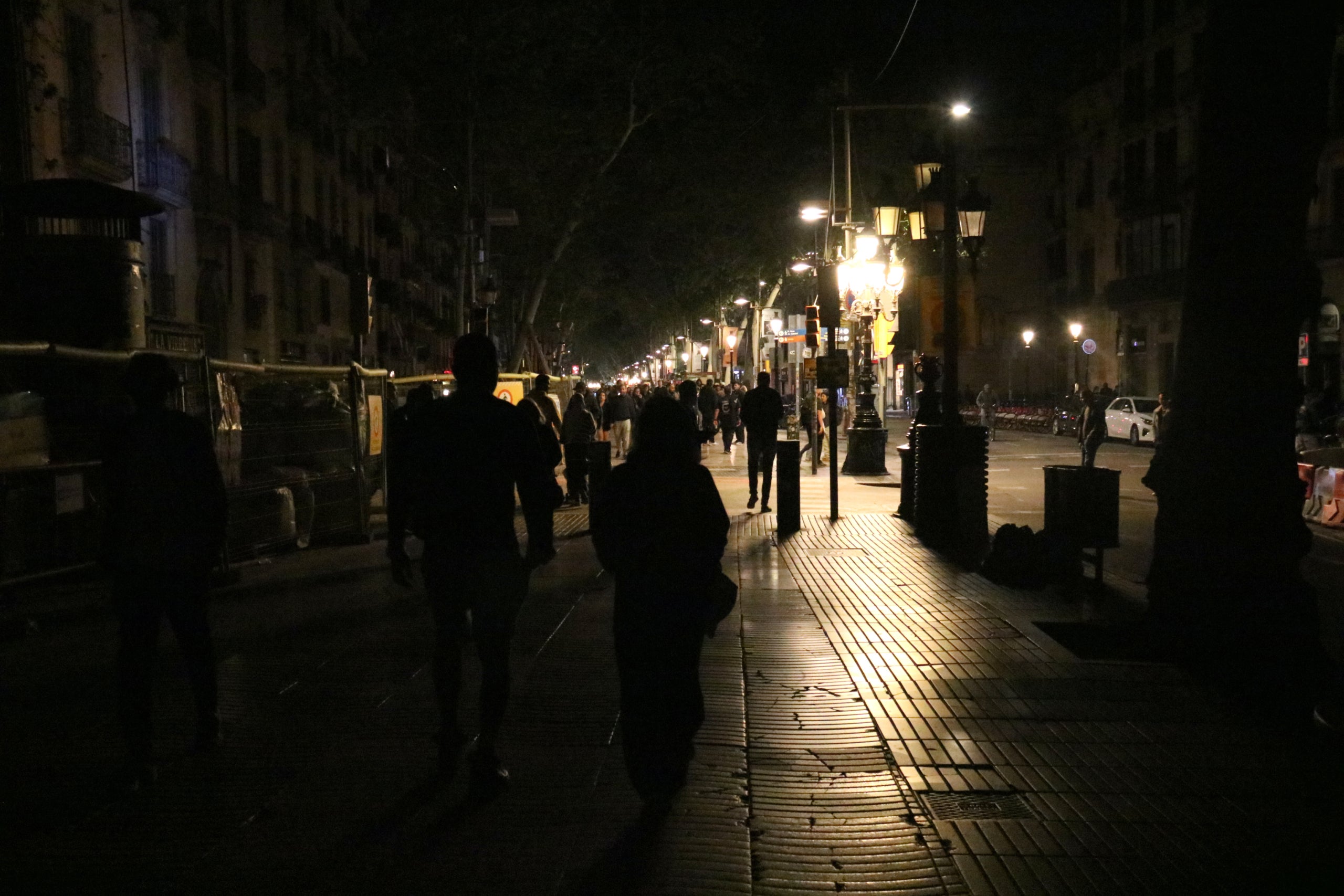 La part superior de la Rambla de Barcelona, la dels Estudis, sense llum, mentre que la central, la de Sant Josep, ja il·luminada / ACN