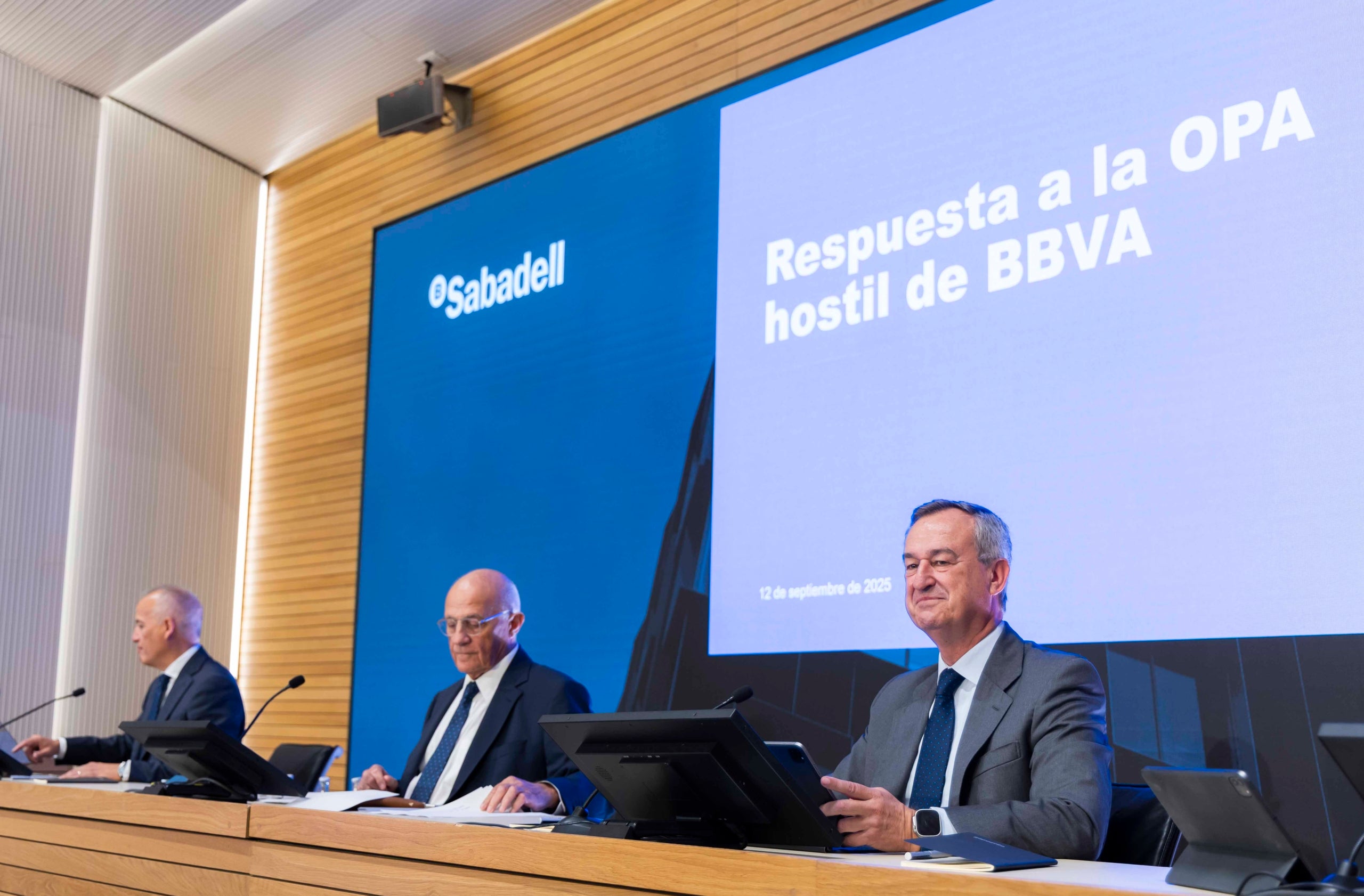 Oliu, González-Bueno i Palavecino durant una atenció a mitjans / Banc Sabadell