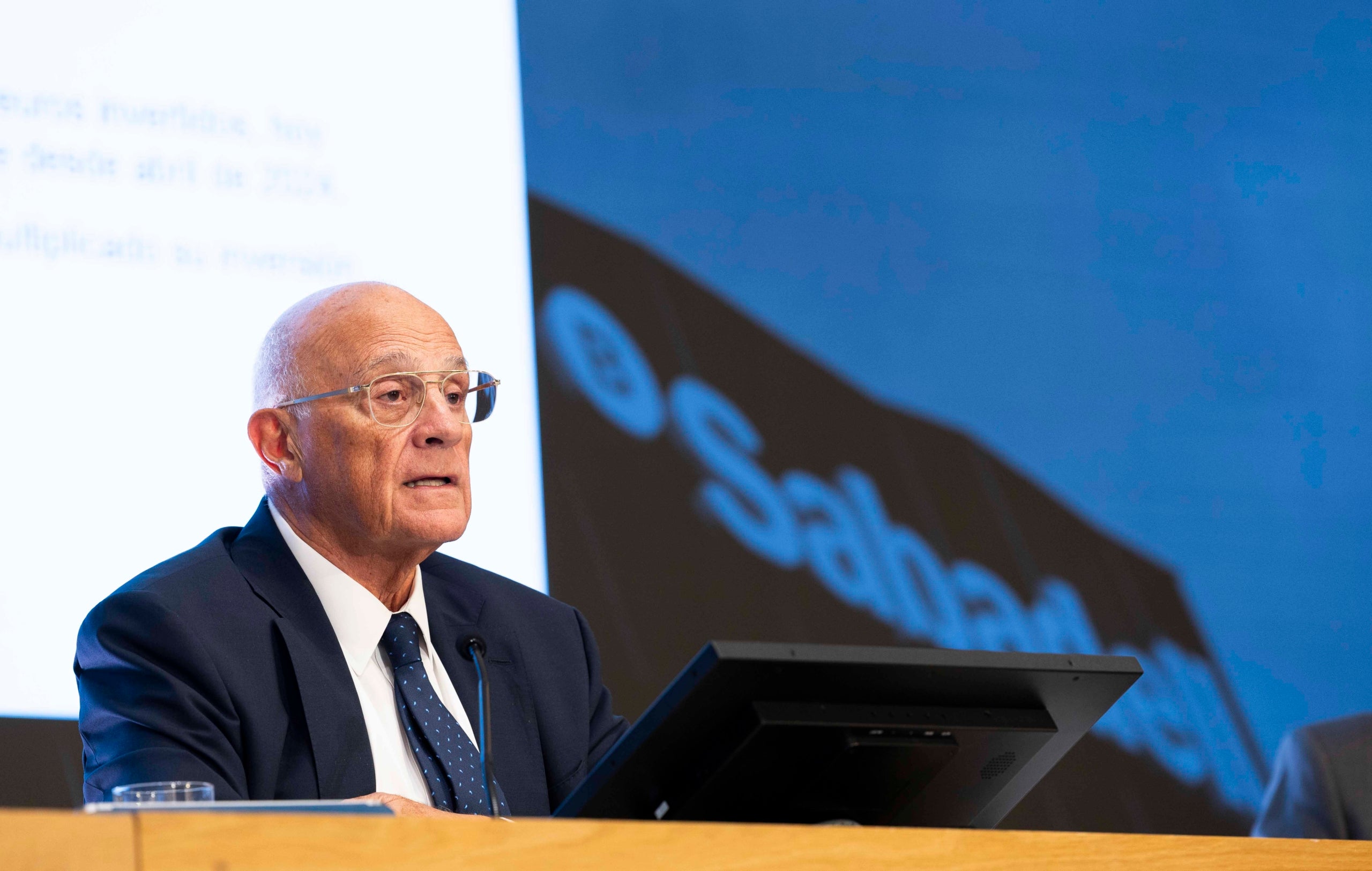El president del Banc Sabadell, Josep Oliu, atenent els mitjans després del rebuig a l'OPA del BBVA / Banc Sabadell