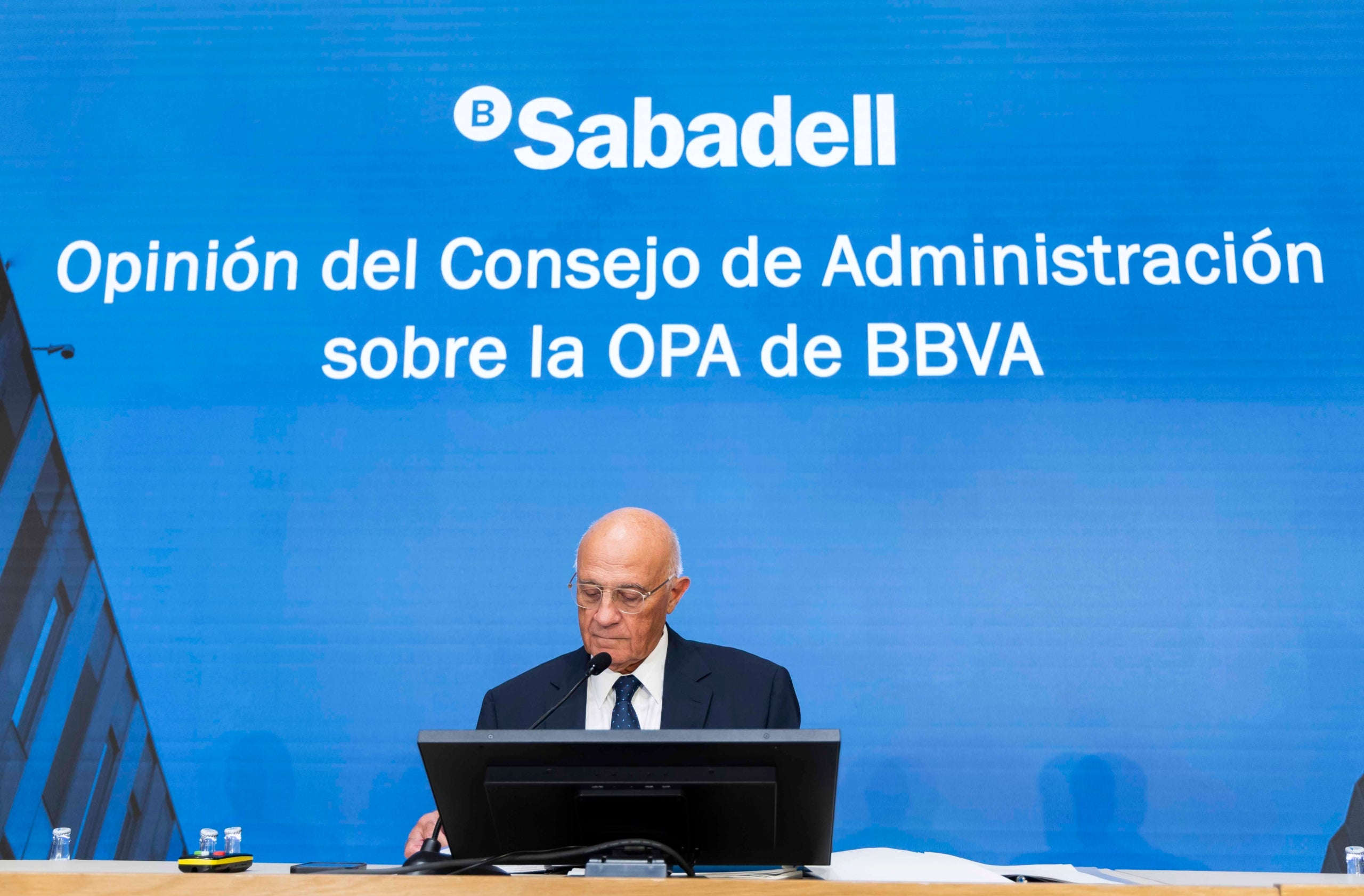 El president del Banc Sabadell, Josep Oliu, atenent els mitjans després del rebuig a l'OPA del BBVA / Banc Sabadell