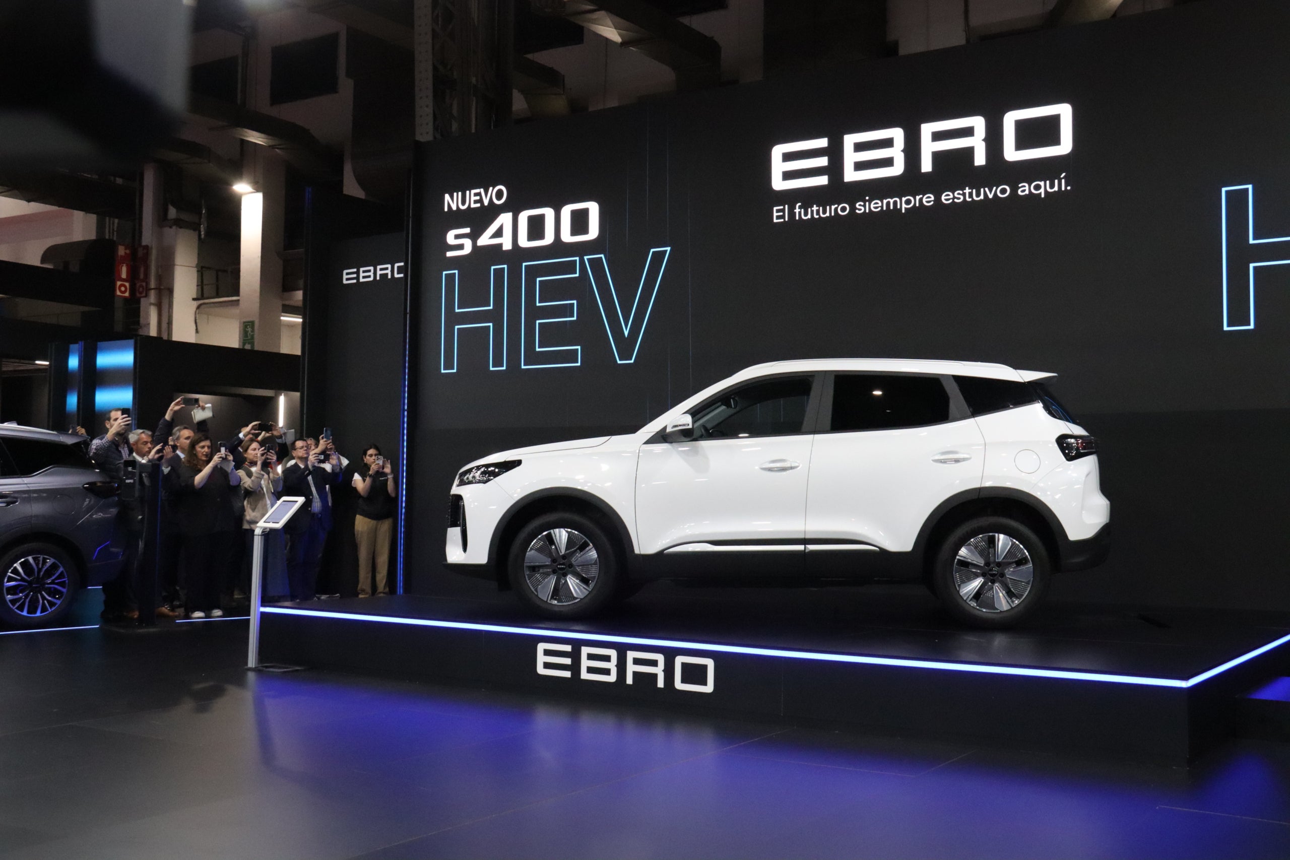 Imágenes del Ebro 400, el nuevo modelo que se fabrica en la Zona Franca de Barcelona / ACN