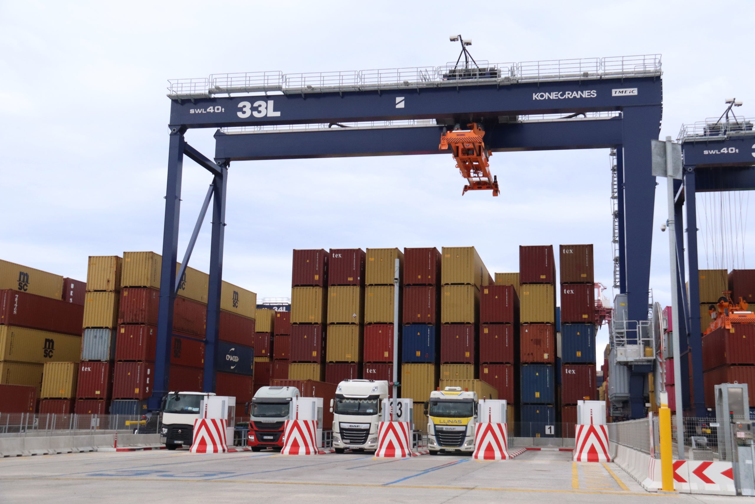 Punts semiautomatitzats movent contenidors a la terminal BEST del port de Barcelona | Aina Martí (ACN)