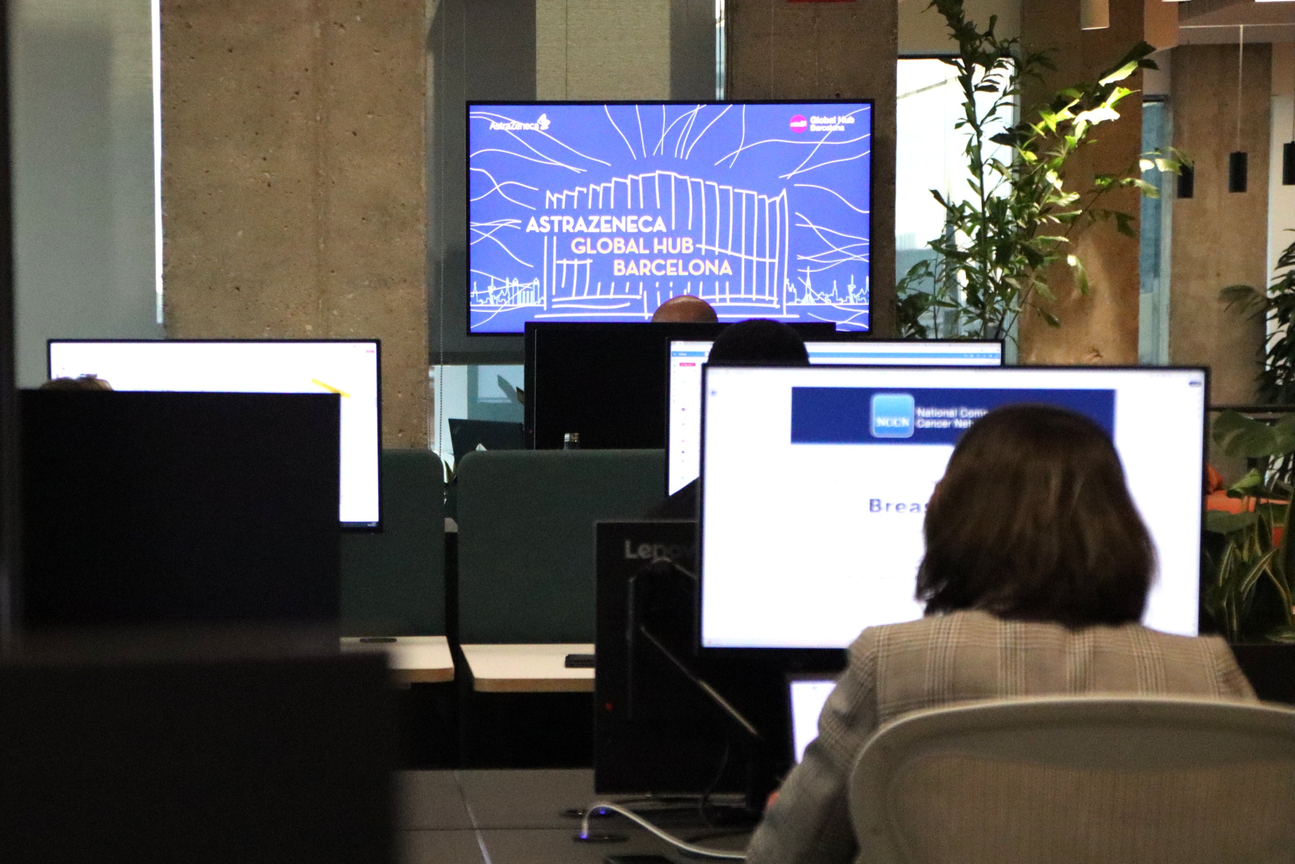 Personal d'AstraZeneca a la nova seu de la companyia a Barcelona / ACN