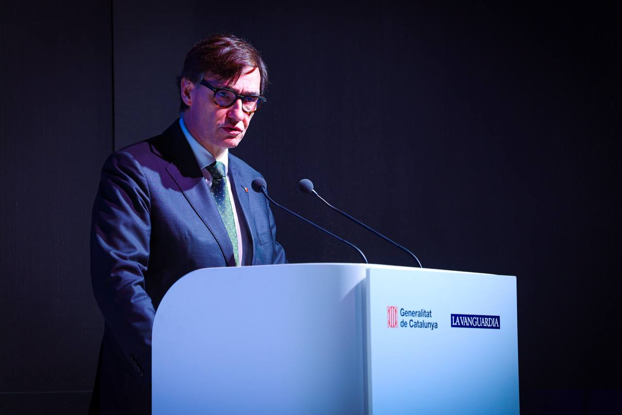  El presidente de la Generalitat, Salvador Illa, ha presidido la clausura de la jornada “Catalunya intel·ligent: IA per transformar el futur amb un parlament” / Arnau Carbonell