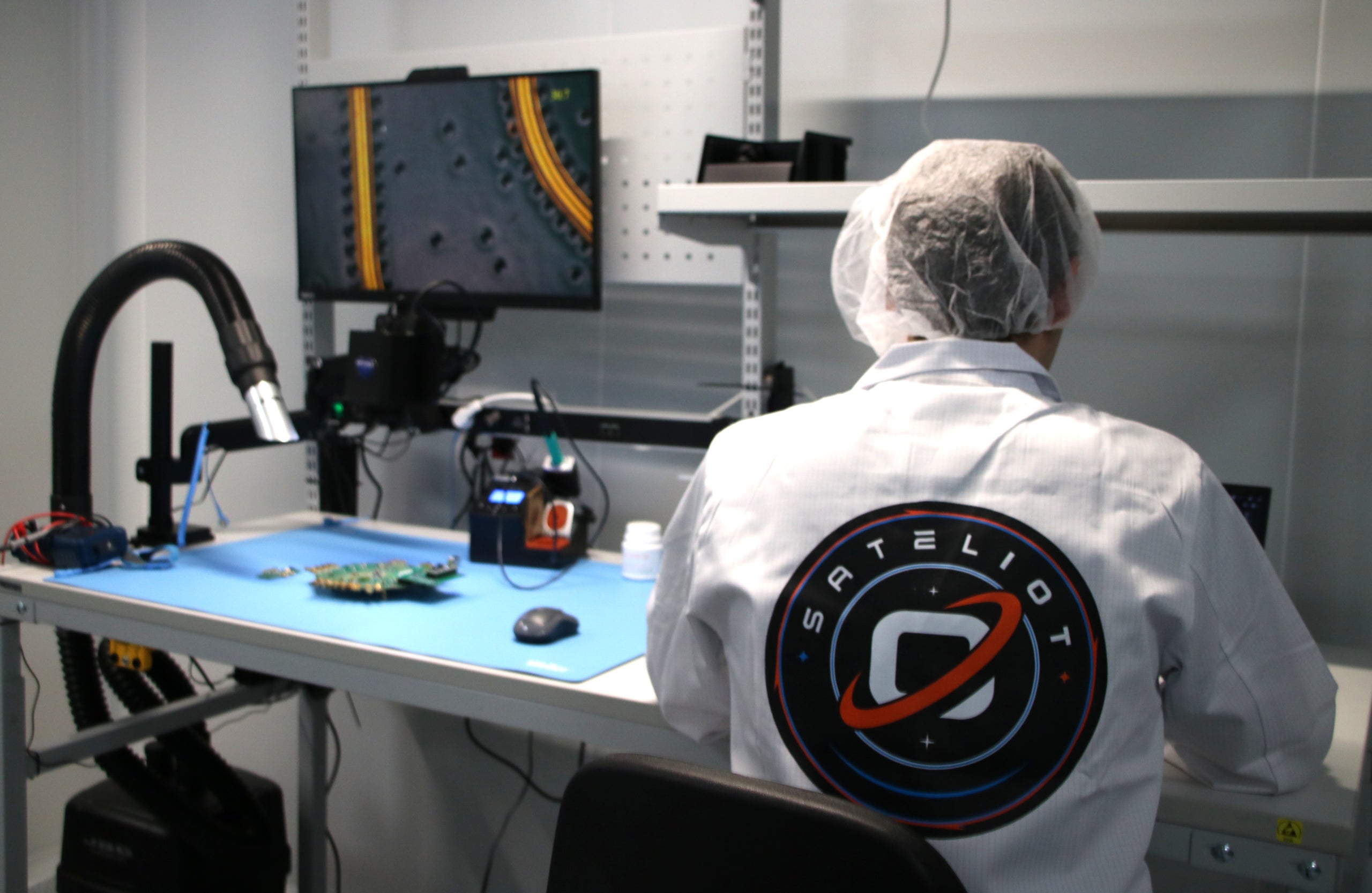 La sala blanca donde se trabaja en el diseño de la nueva generación de satélites 5G de Sateliot, en su sede en Barcelona / ACN