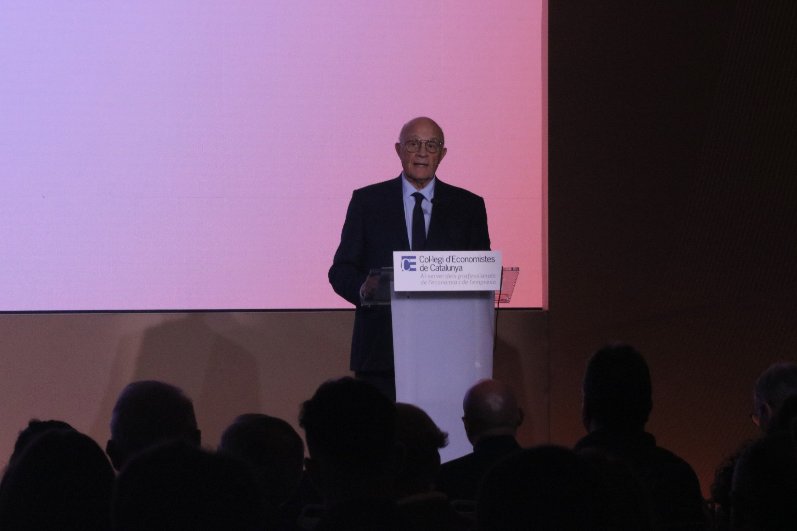 El president del Banc Sabadell, Josep Oliu, intervé en la Jornada dels Economistes del Col·legi d'Economistes | Maria Asmarat (ACN)
