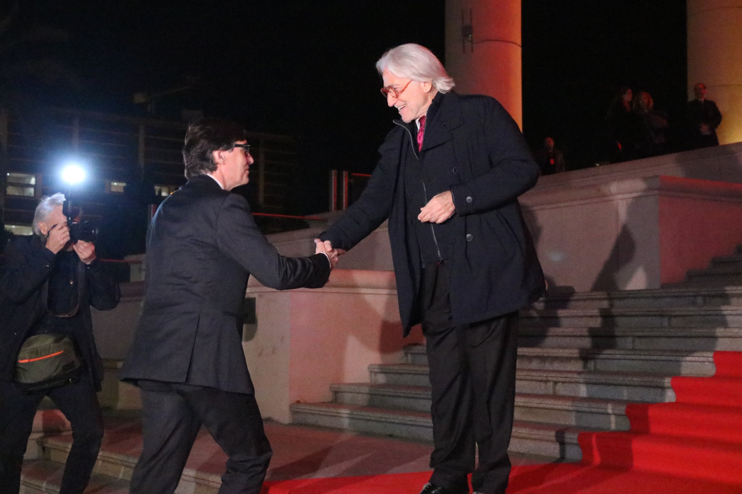 El presidente de Foment del Treball, Josep Sánchez Llibre, recibe al presidente de la Generalitat, Salvador Illa, a la entrada de los premios anuales de la patronal / ACN