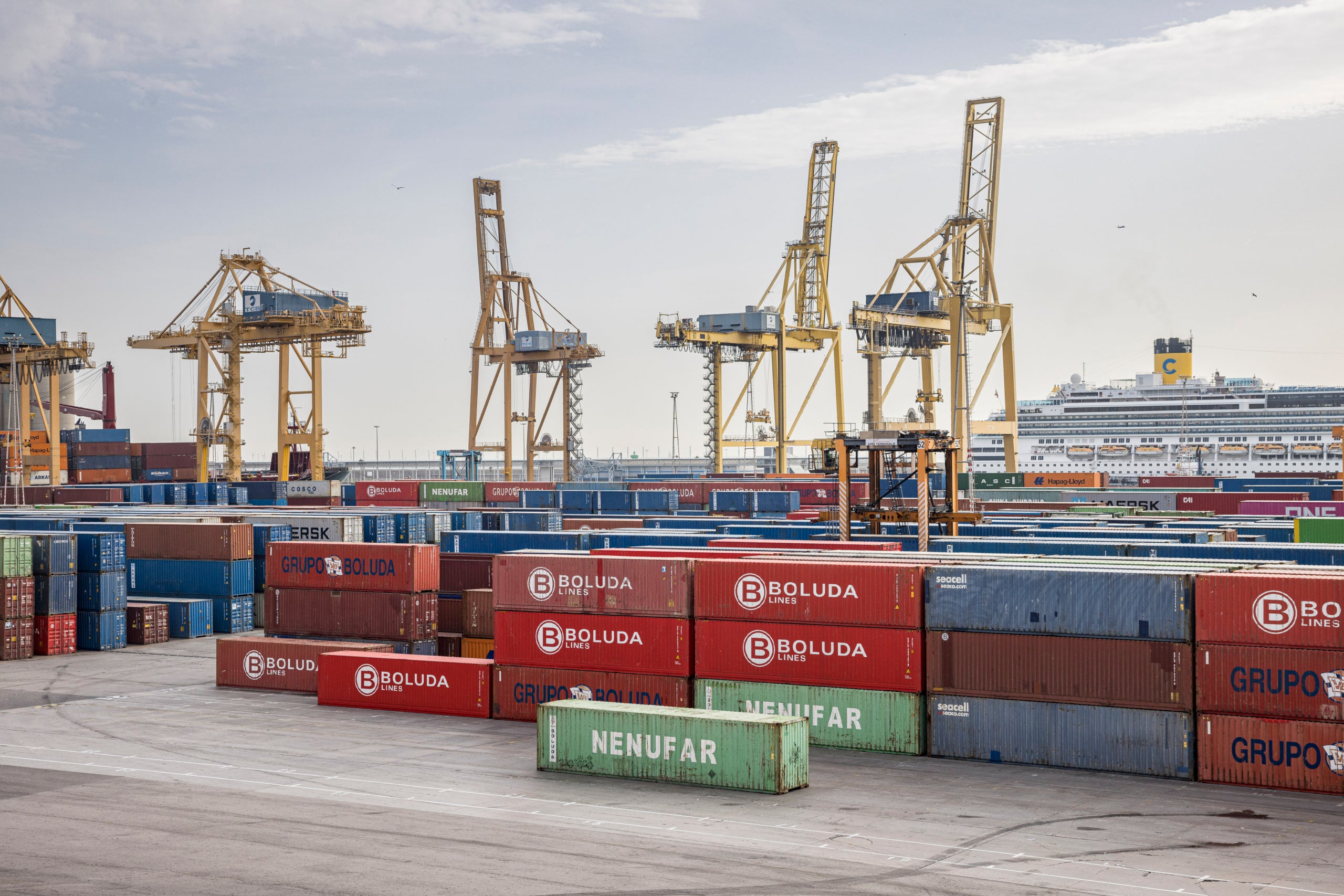 Una campa de contenedores en el Puerto de Barcelona / ACN