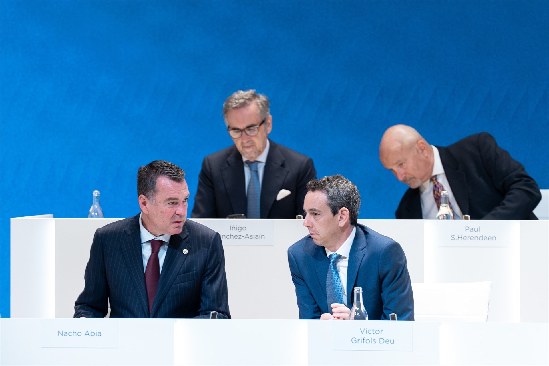 El CEO de Grifols, Nacho Abia, i el membre del consell, Victo Grifols Deu, durant la junta d'accionistes / EP