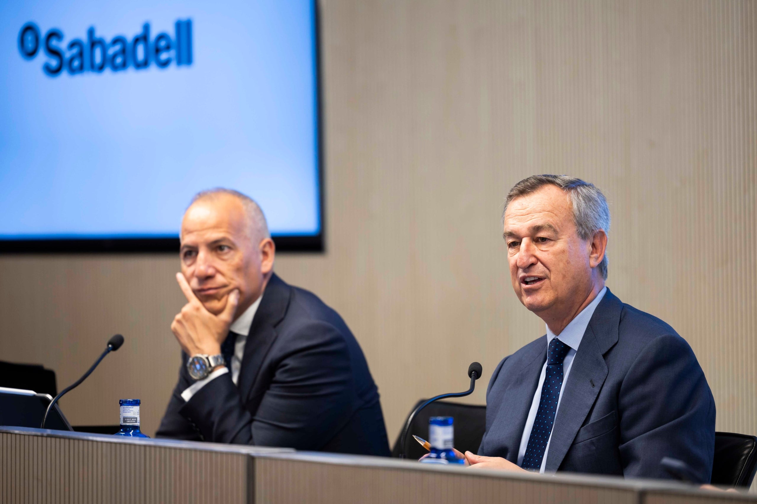 El consejero delegado del Banco Sabadell, César González-Bueno, y el director financiero, Sergio Palavecino, en la presentación de los resultados del tercer trimestre / Banco Sabadell