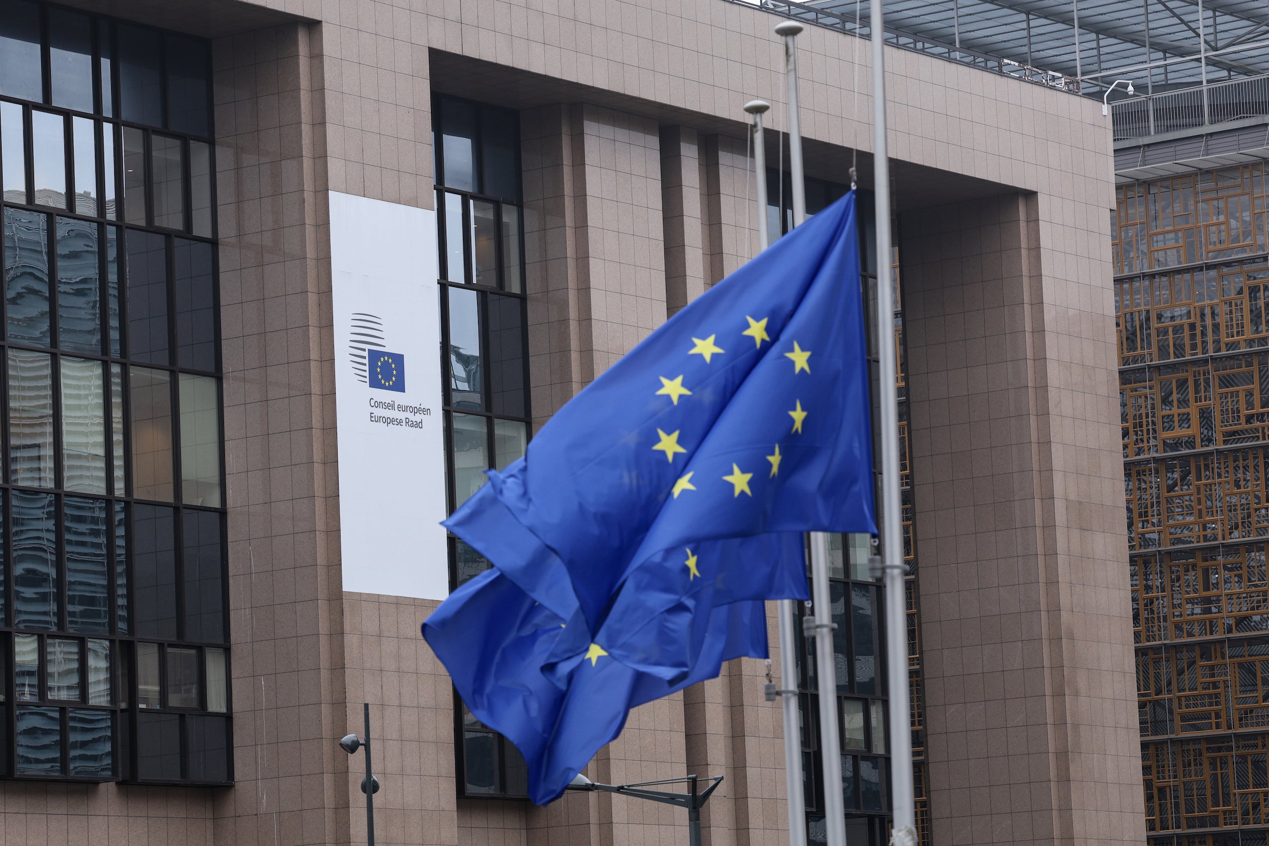 Banderes de la Unió Europea onejant davant l'edifici del Consell de la UE / Unió Europea