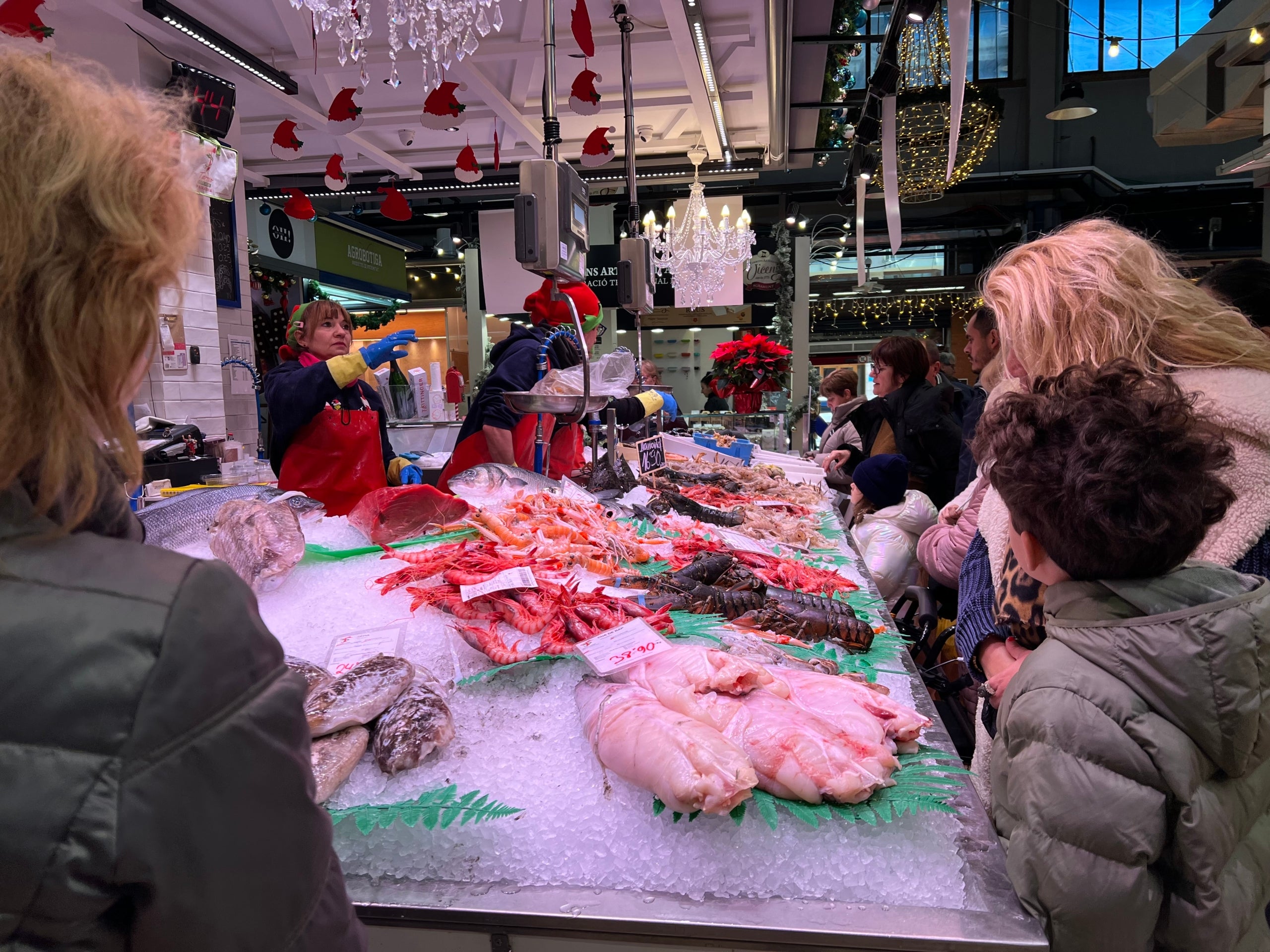 Clientes compran en un puesto de pescado del Mercado Central de Reus | Arnau Martínez (ACN)