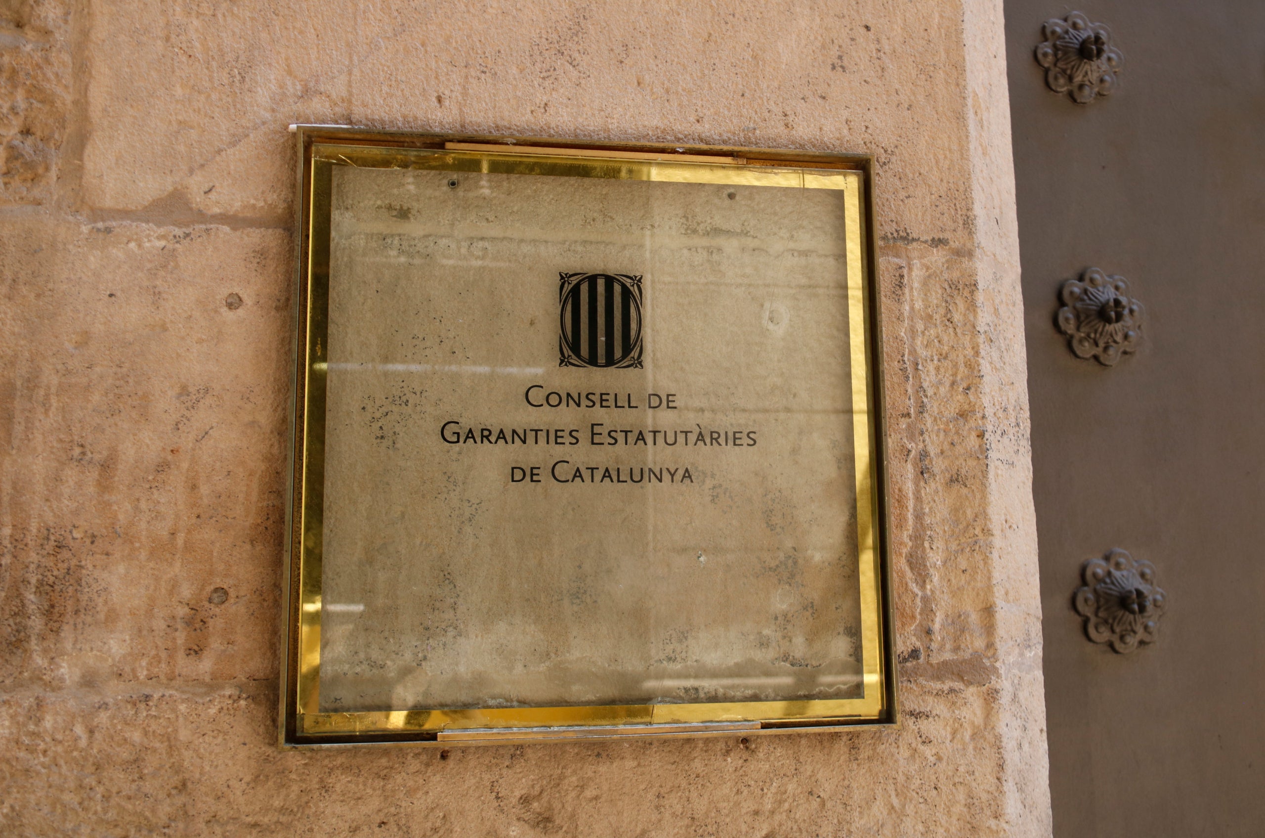 Placa a la seu del Consell de Garanties Estatutàries / ACN