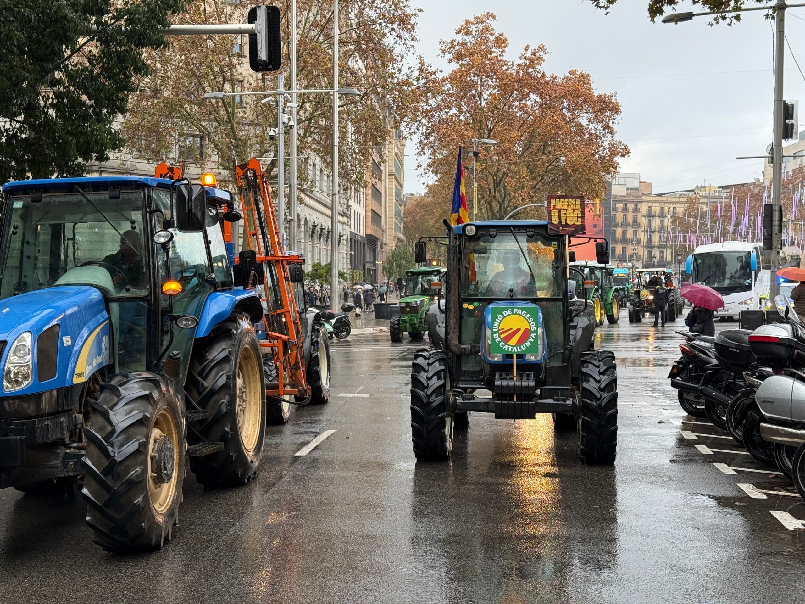 Tractores en el centro de Barcelona en la protesta de Unió de Pagesos / ACN