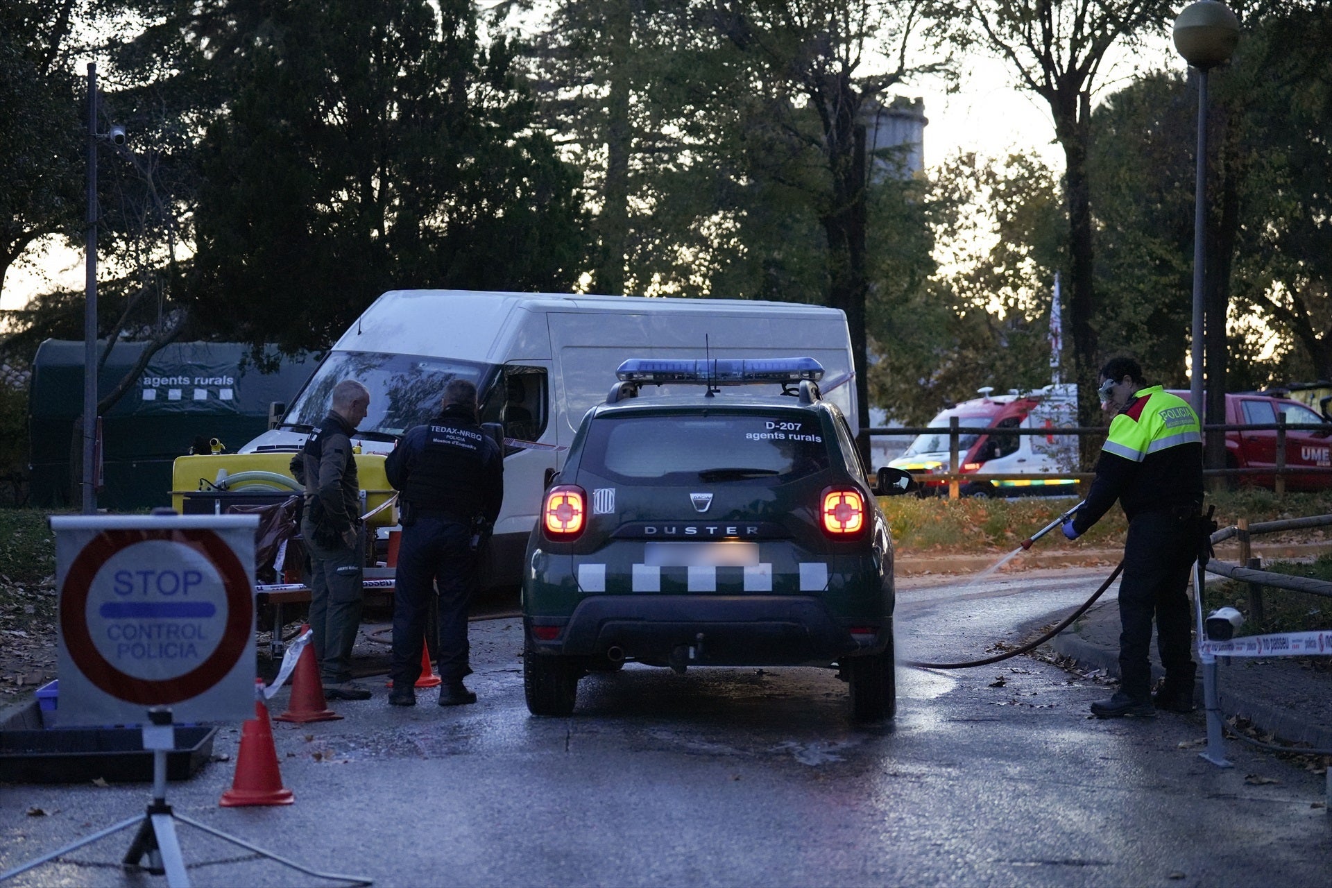 Un agent policia un vehicle dels Agents Rurals després d'una inspecció a una explotació procina | David Zorrakino / Europa Press