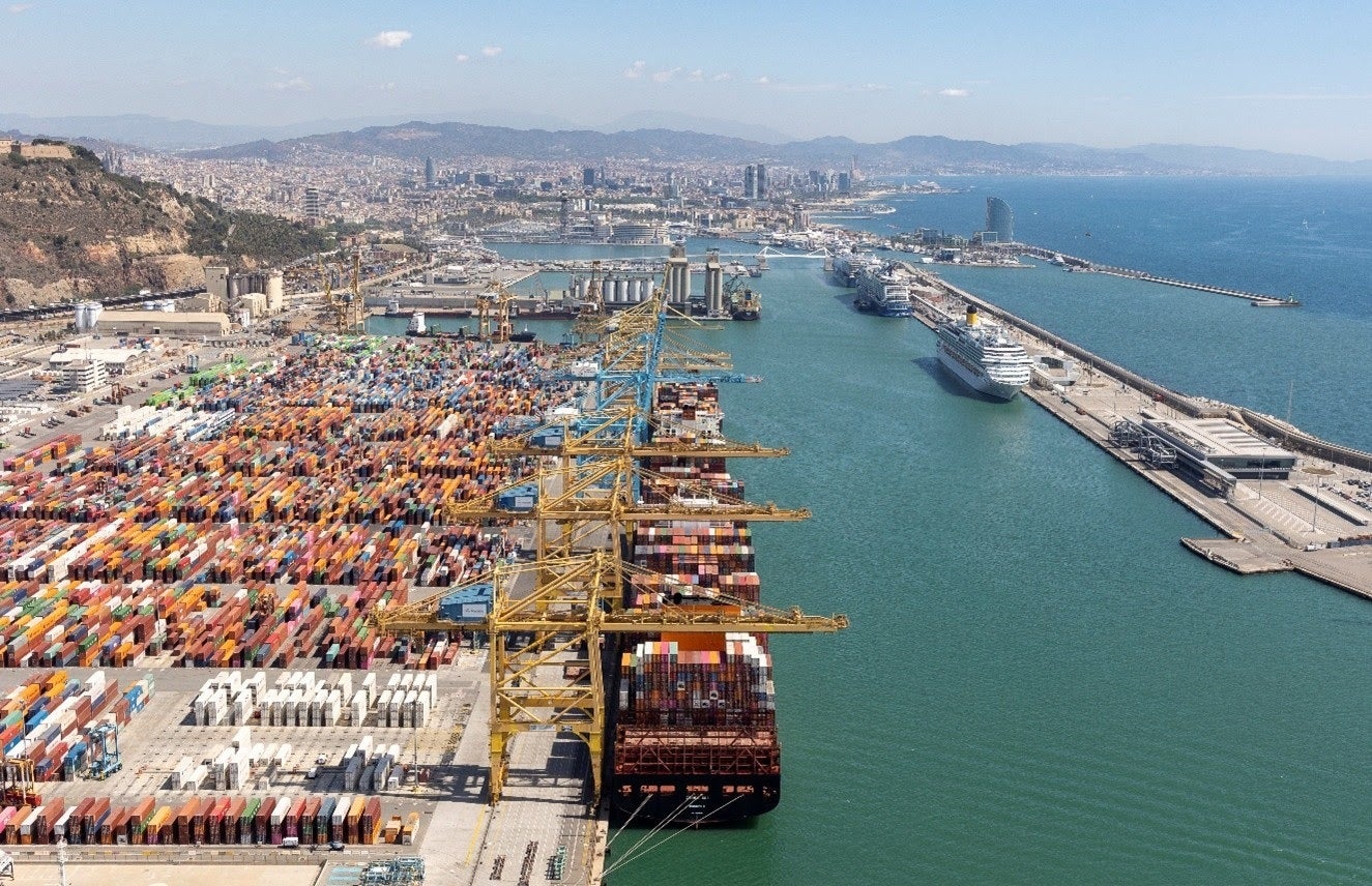 Vista aèria del Port de Barcelona, amb contenidors d'exportacions i creuers / EuropaPress