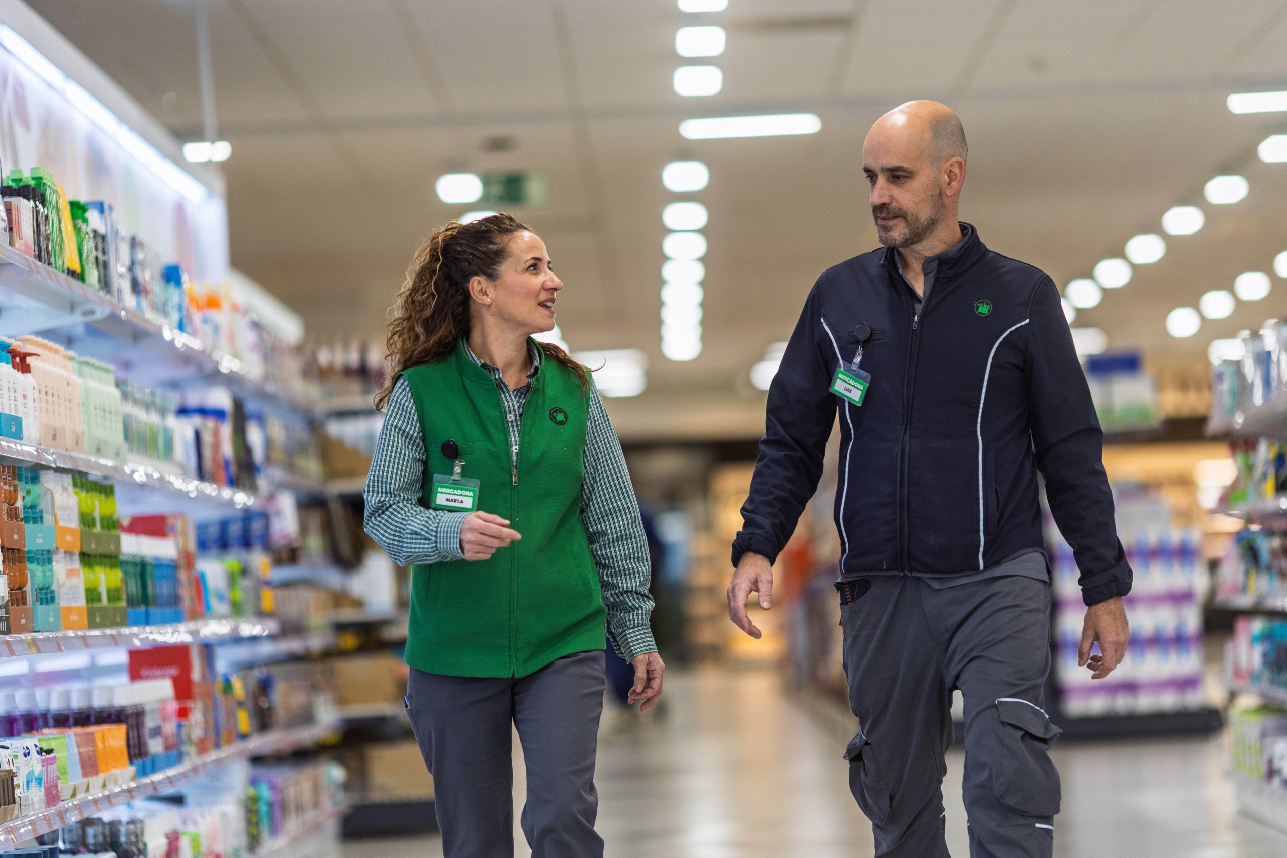 Trabajadores de Mercadona en un supermercado / Cedida