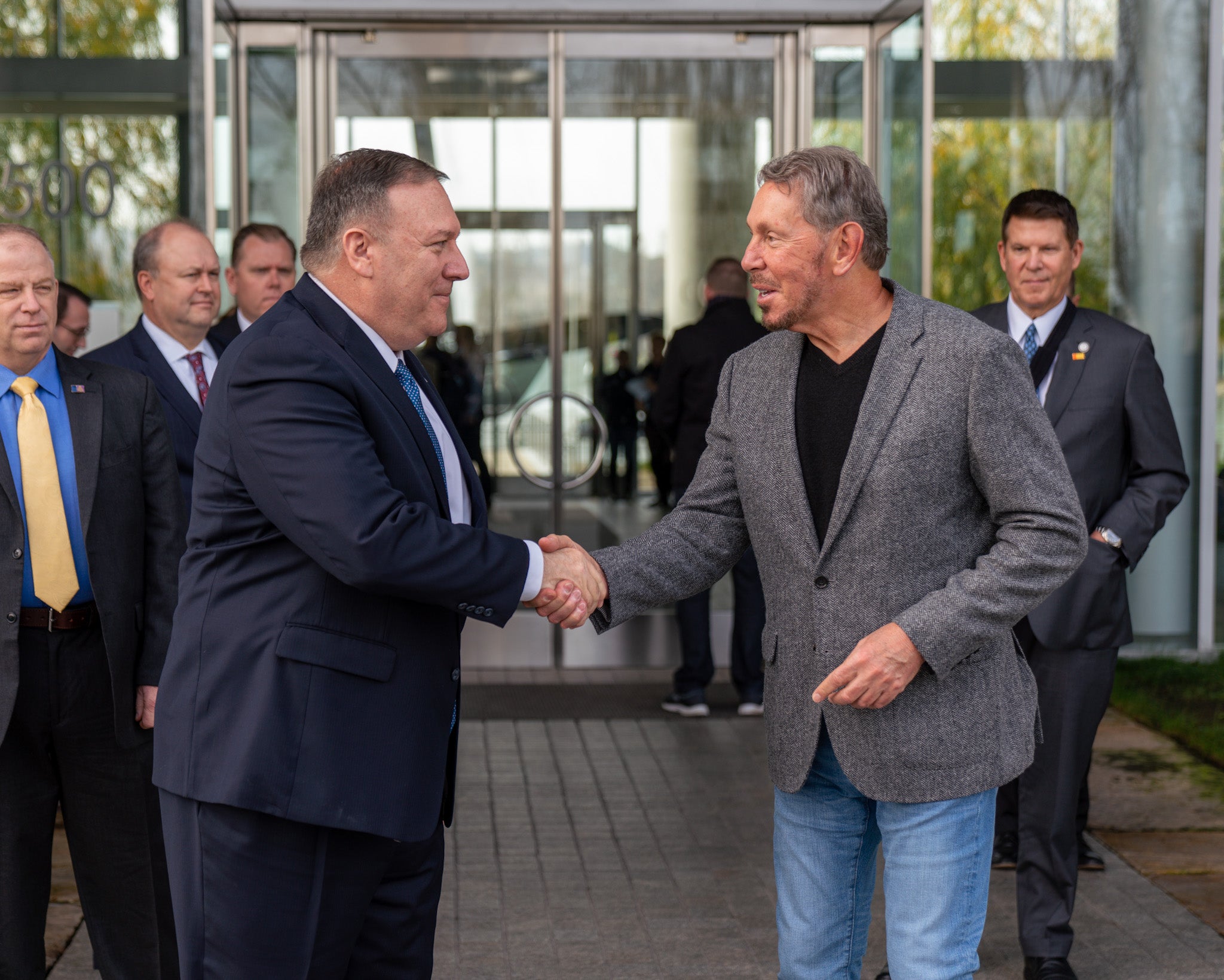 Larry Ellison con Mike Pompeo, quien fuera secretario de Estado de Trump en su primer mandato / WikiMedia Commons