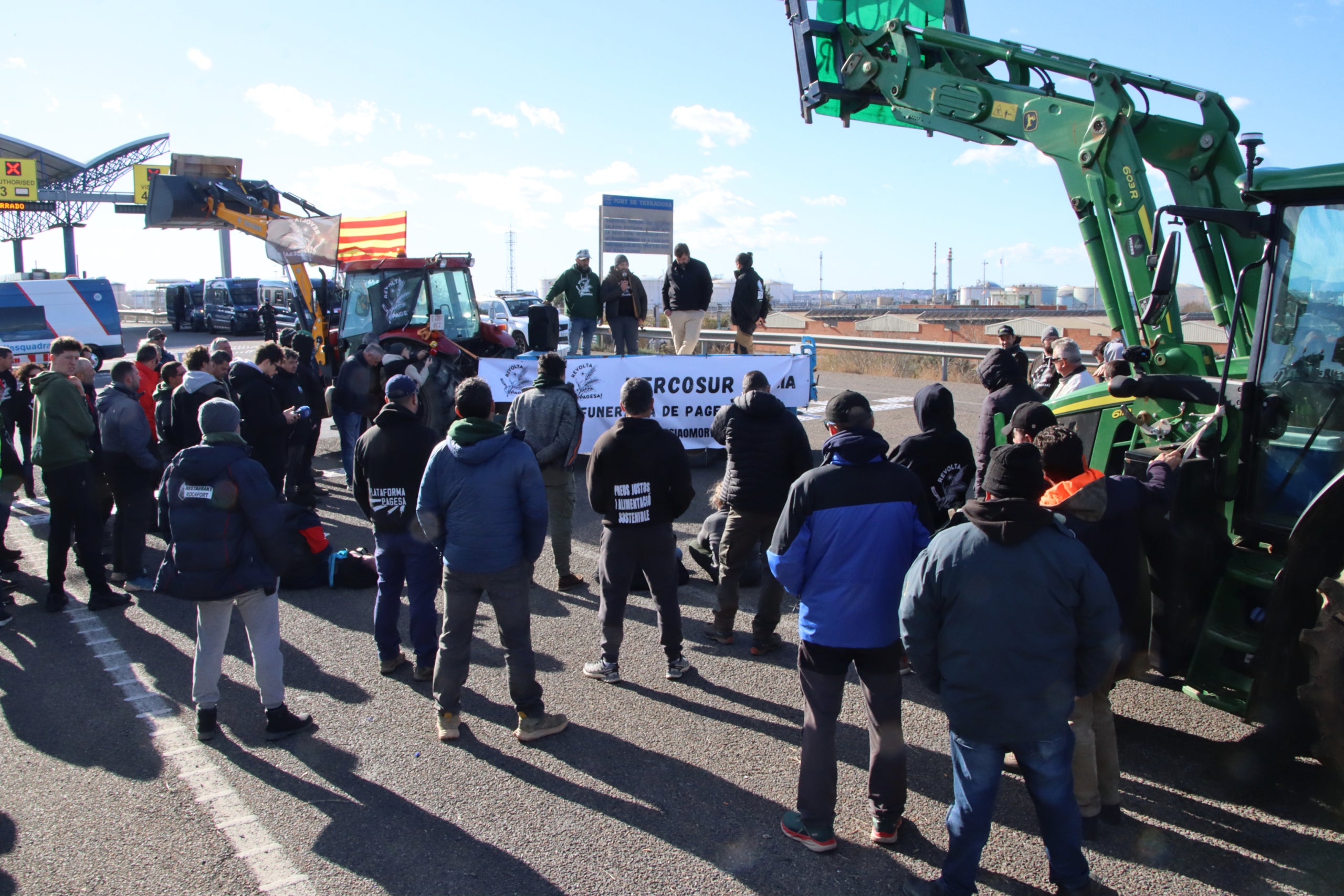 Imatge de l'assemblea que els pagesos que tallen l'accés al port de Tarragona han fet aquest divendres al migdia / ACN