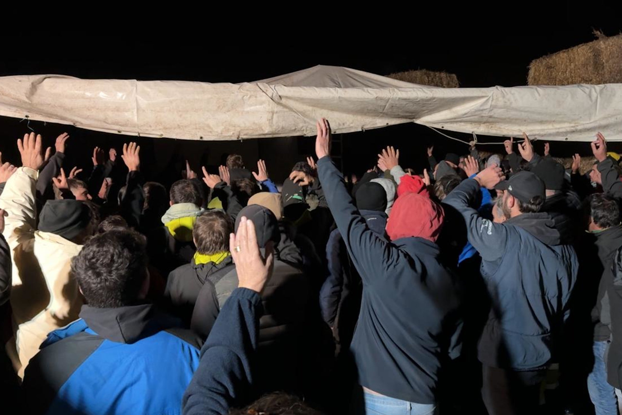 Moment de la votació en assemblea dels pagesos al tall de l'AP-7 / Gerard Vilà (ACN)