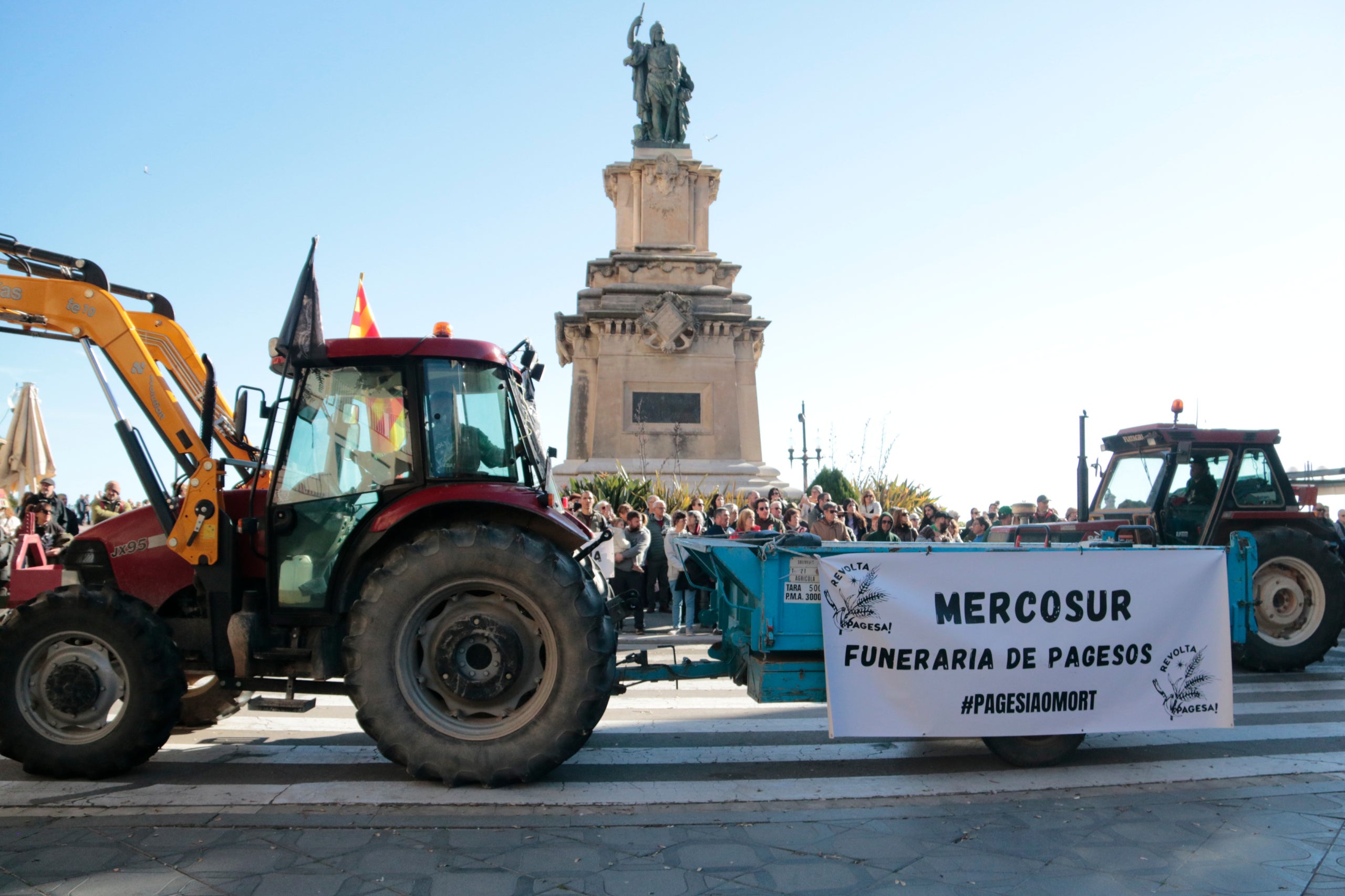 Els pagesos han arribat fins al balcó del Mediterrani de Tarragona per mostrar el rebuig contra l'acord del Mercosur / ACN
