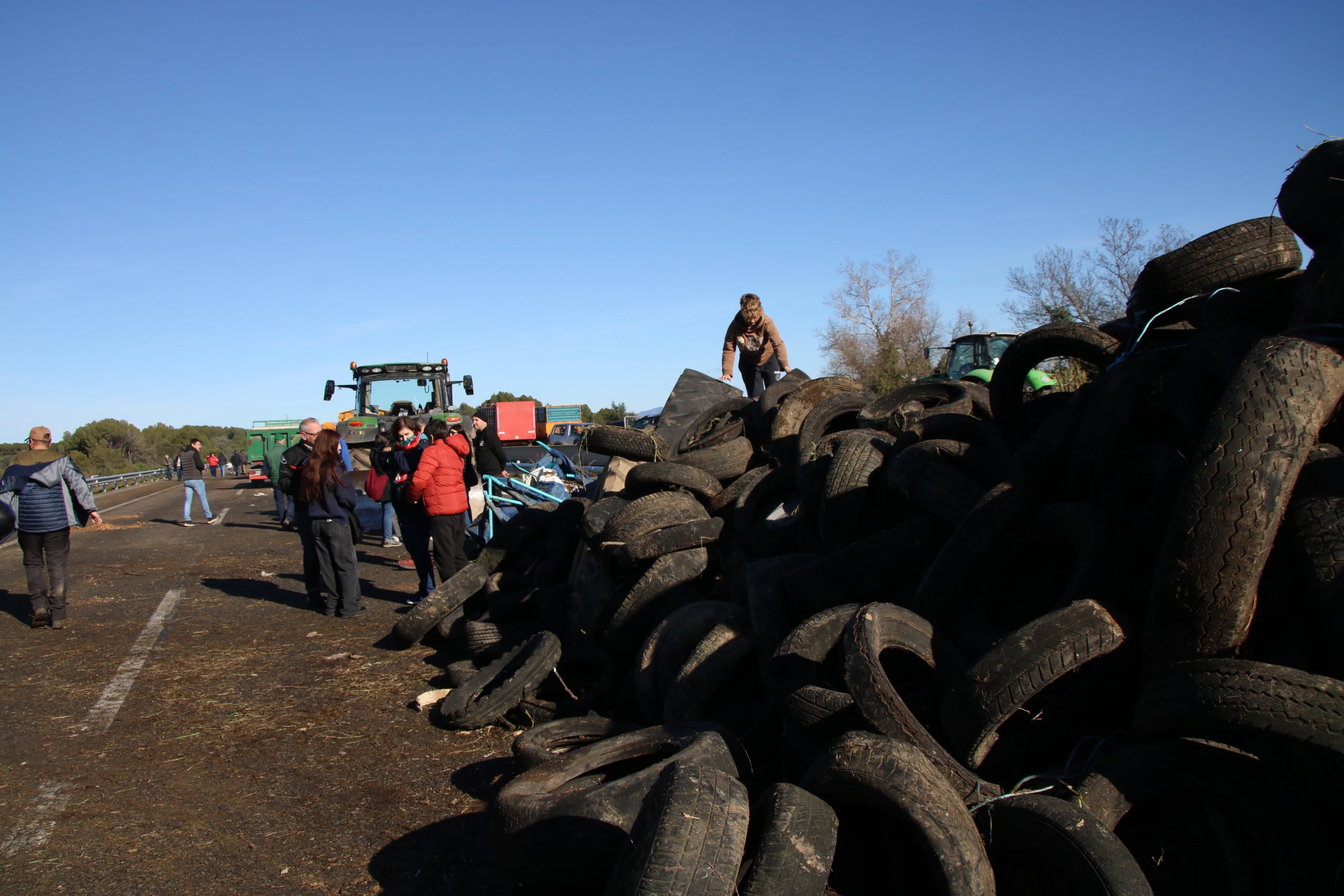 Un nen enfilat sobre uns pneumàtics, a l'AP-7 a Pontós / ACN