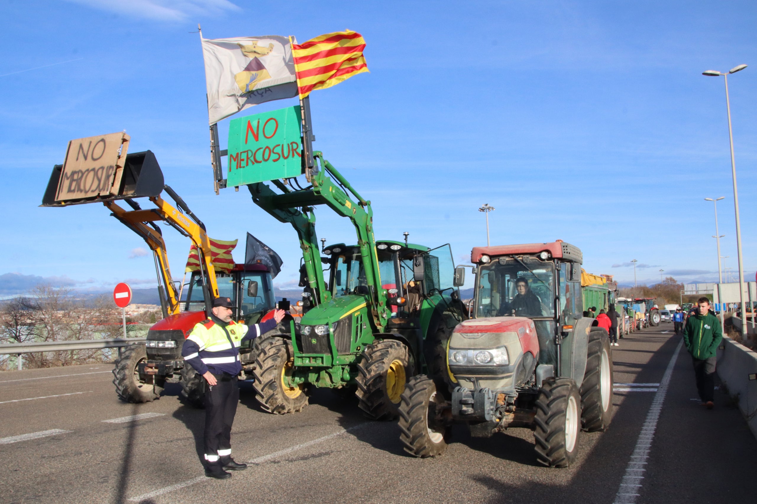Los tractores cortan el acceso al puerto de Tarragona / ACN (Eloi Tost)