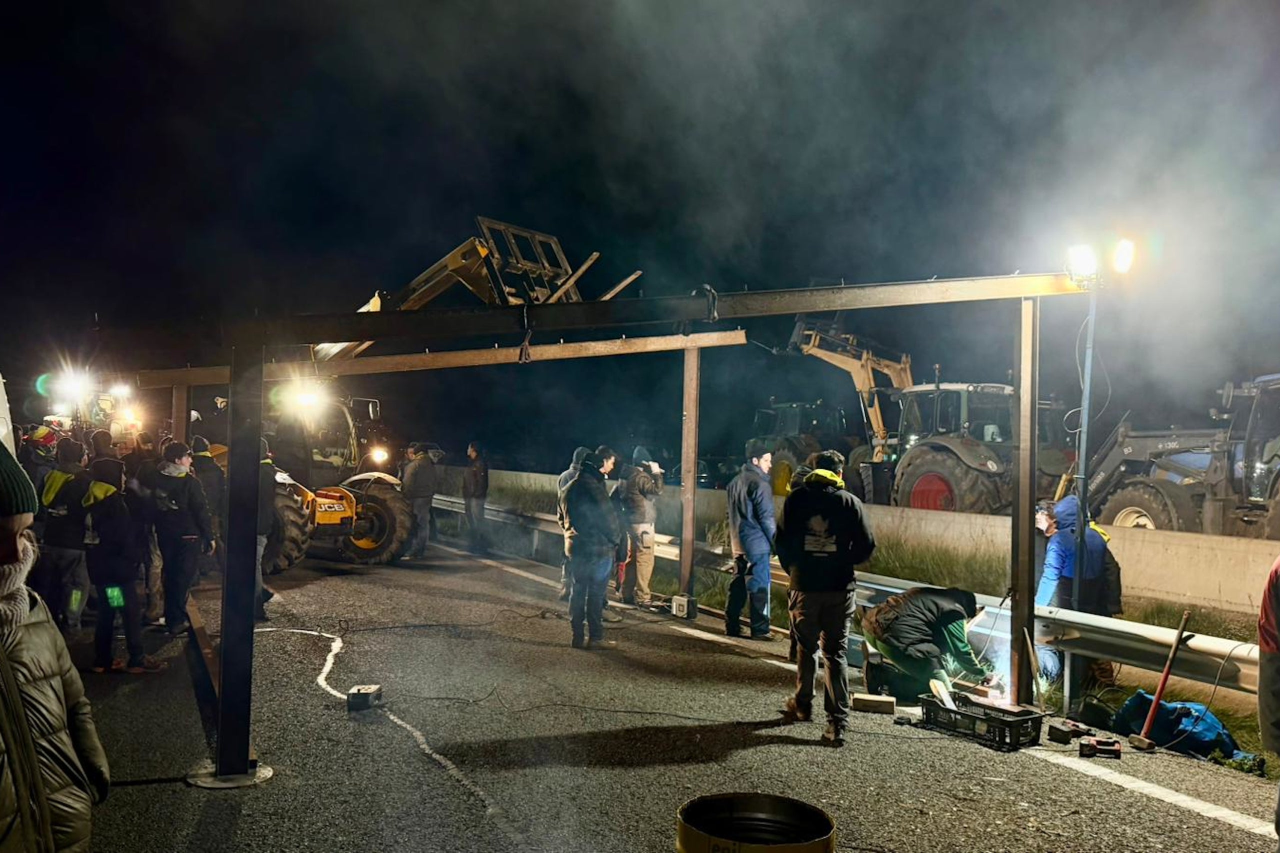 Els pagesos tallen l'AP-7, a l'altura de Pontós (Alt Empordà) / Cedida a l'ACN 