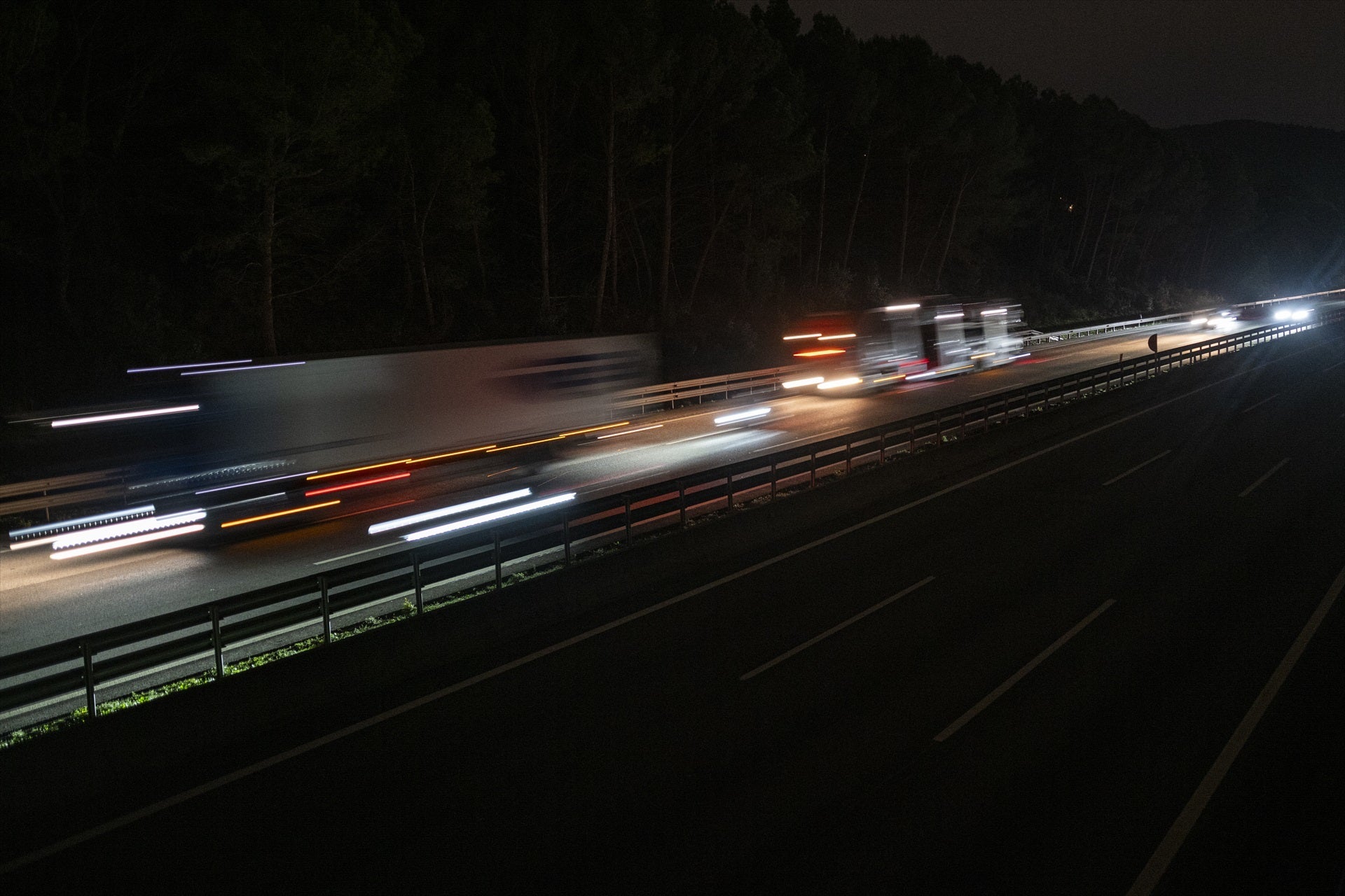 L'AP7 tallada en una imatge nocturna | Lorena Sopêna / Europa Press