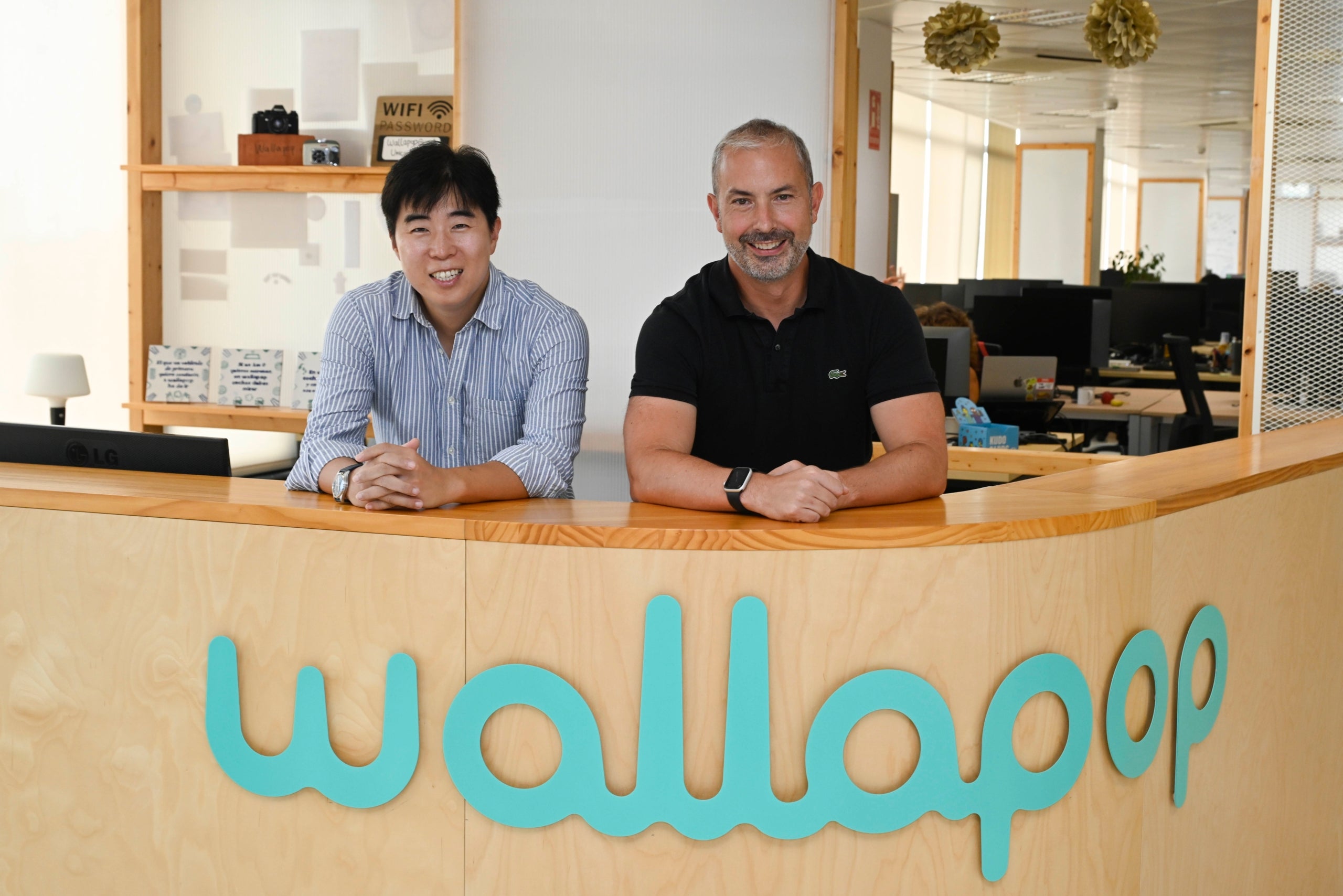 El CEO de Naver Europe, Seokjoo Han, i el CEO de Wallapop, Rob Cassedy / DAVID CAMPOS