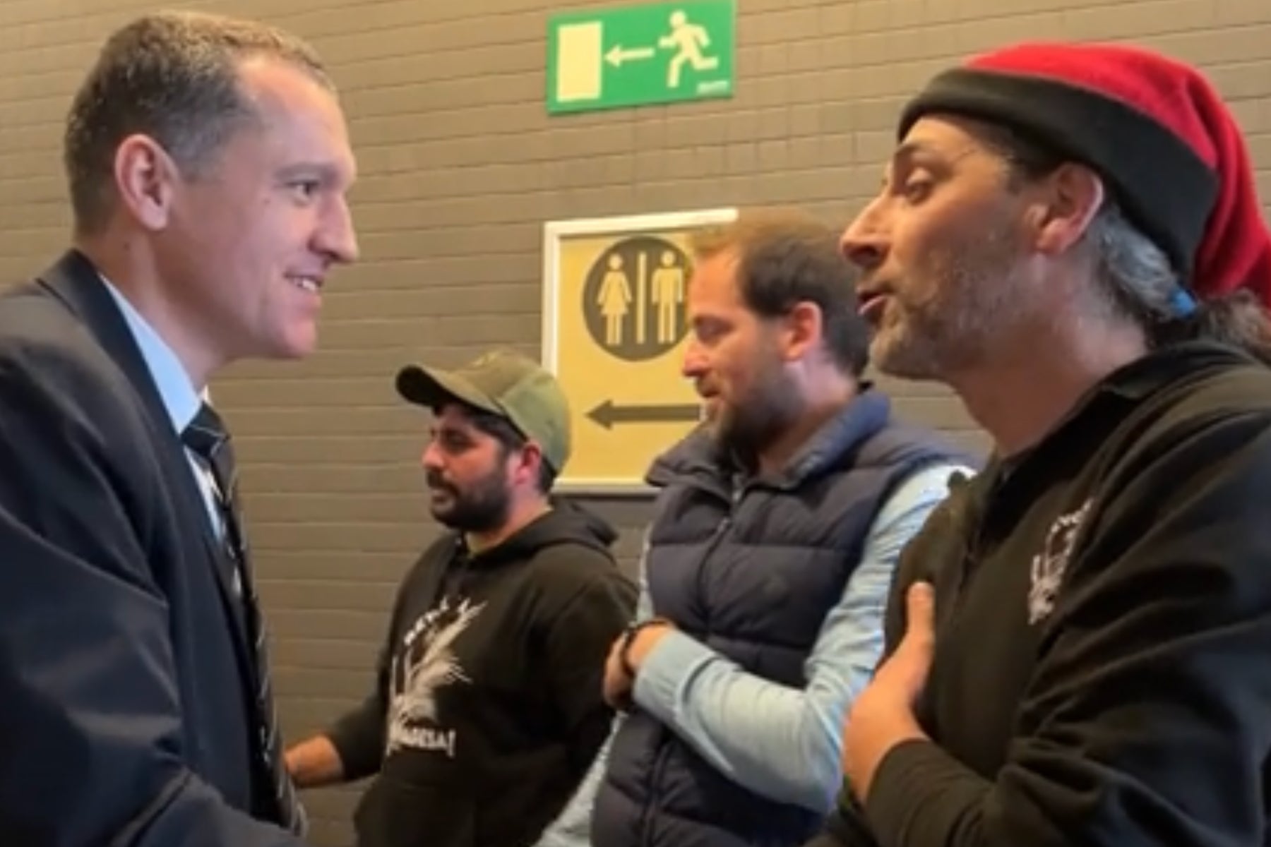 El conseller d'Agricultura Òscar Ordeig saluda els pagesos abans de l'inici de la reunió / ACN