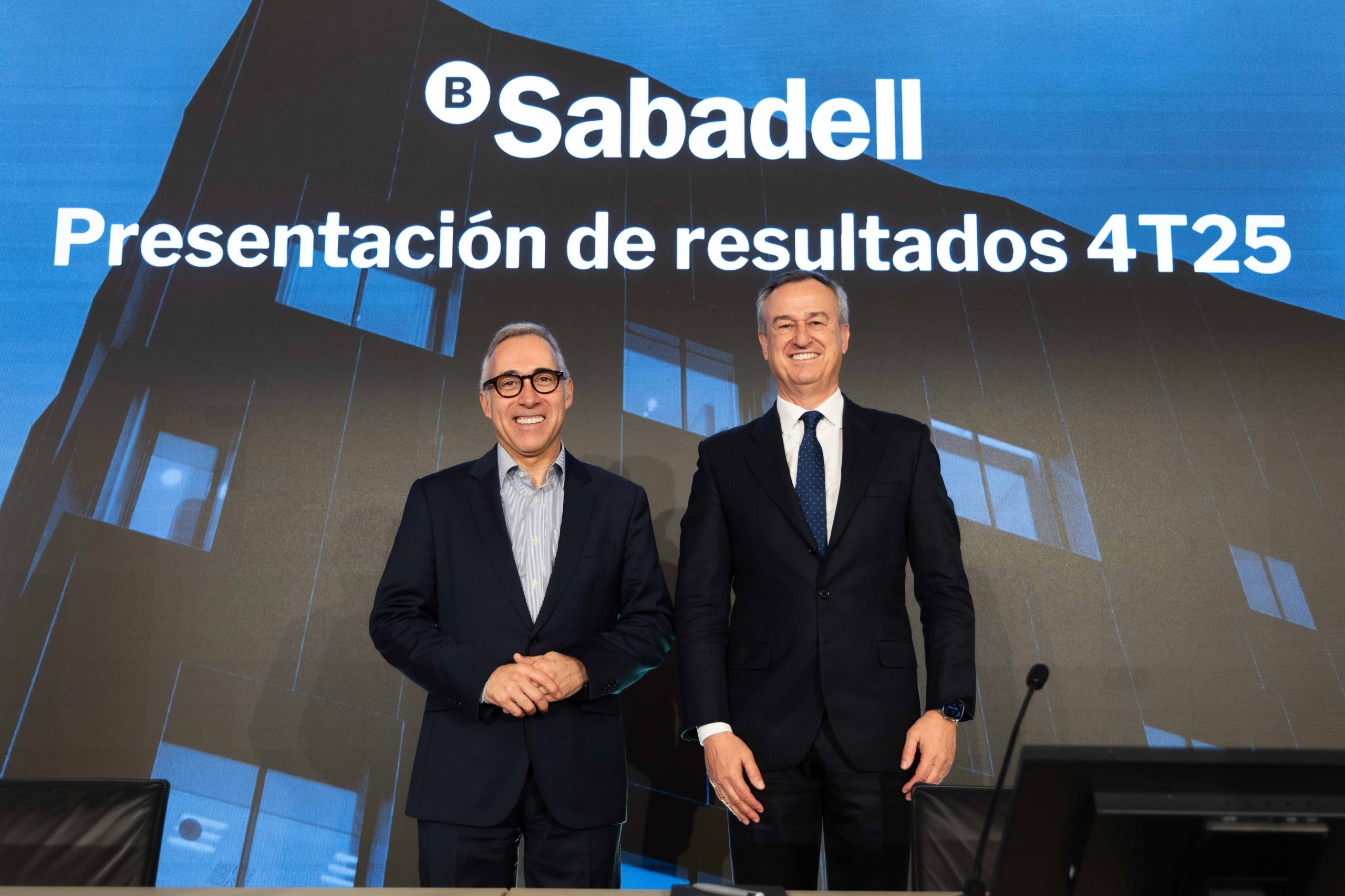 El conseller delegat sortint del Sabadell, César González-Bueno, i el seu successor, Marc Armengol / Banc Sabadell