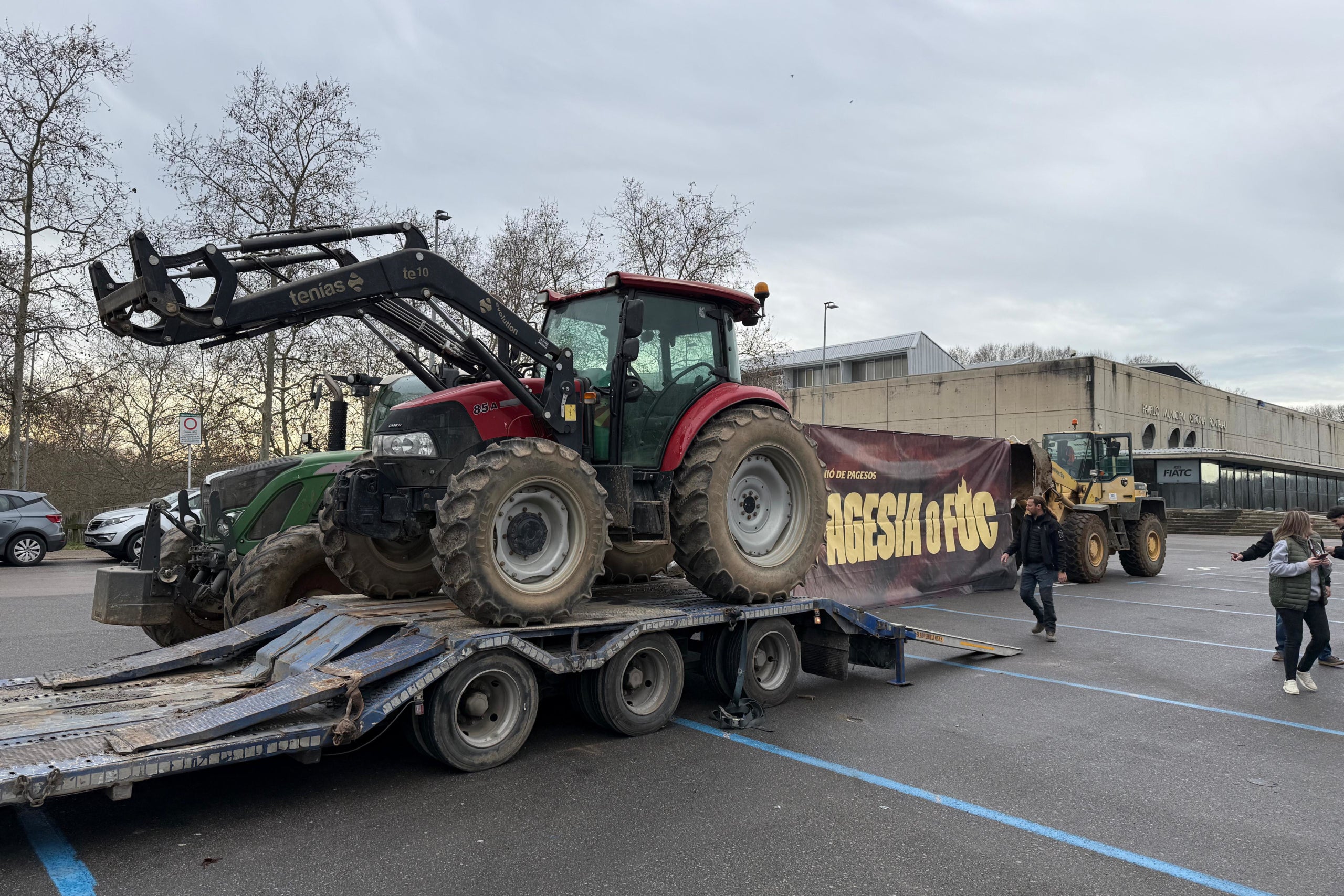 Instants abans de sortir des de Girona els pagesos carreguen els tractors al tràiler | Gerard Vilà (ACN)