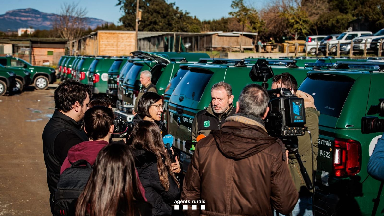 La consellera d'Interior, Núria Parlon, davant els nous vehicles dels Agents Rurals / ACN