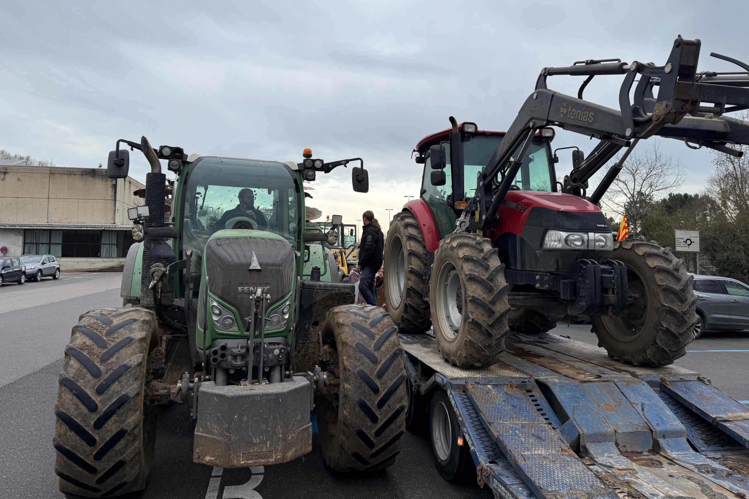 Dos tractors a punt de marxar cap a Madrid des de Girona | Gerard Vilà (ACN)