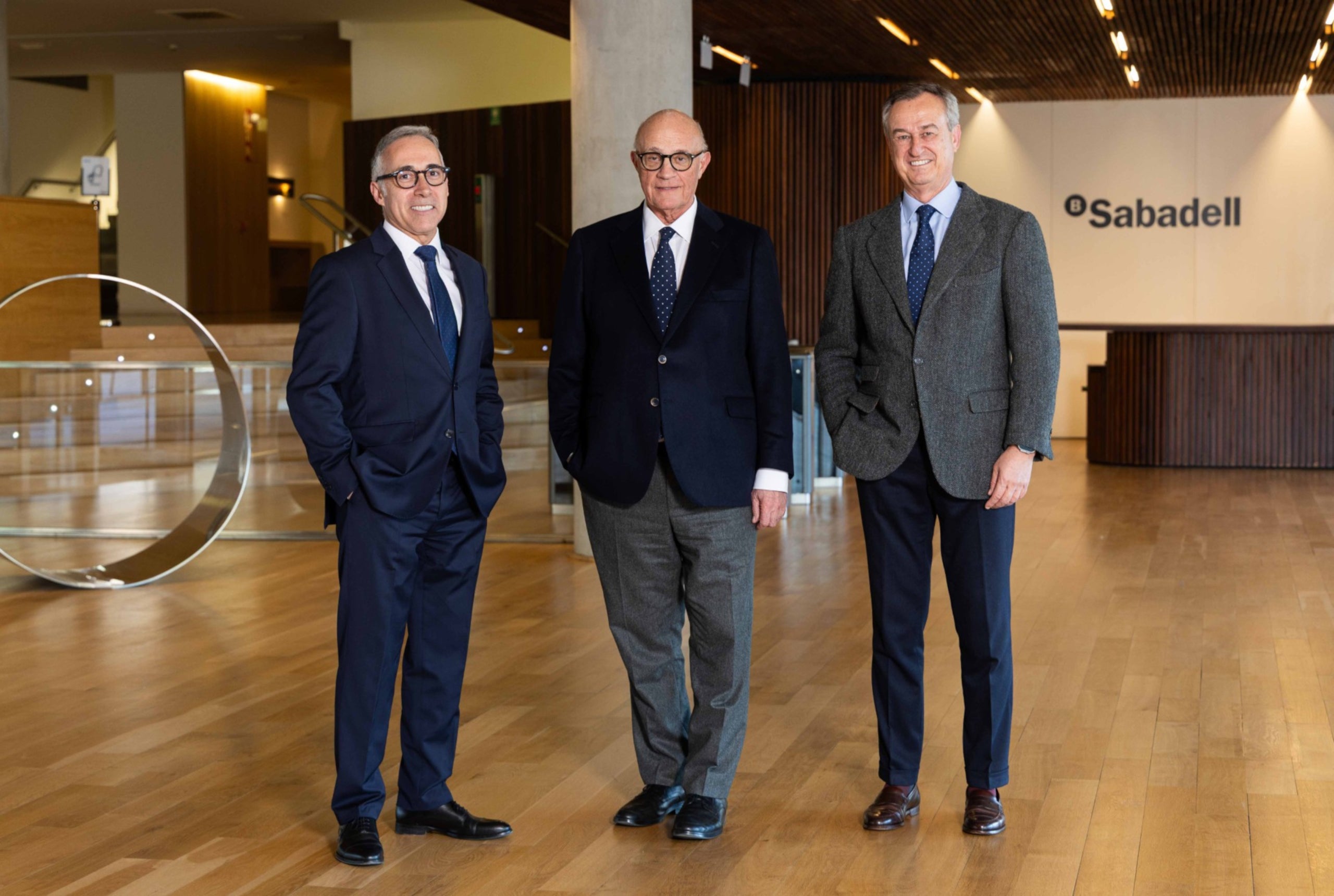 El nou conseller delegat del Banc Sabadell, Marc Armengol, amb el president, Josep Oliu, i el fins ara conseller delegat, César González-Bueno / ACN