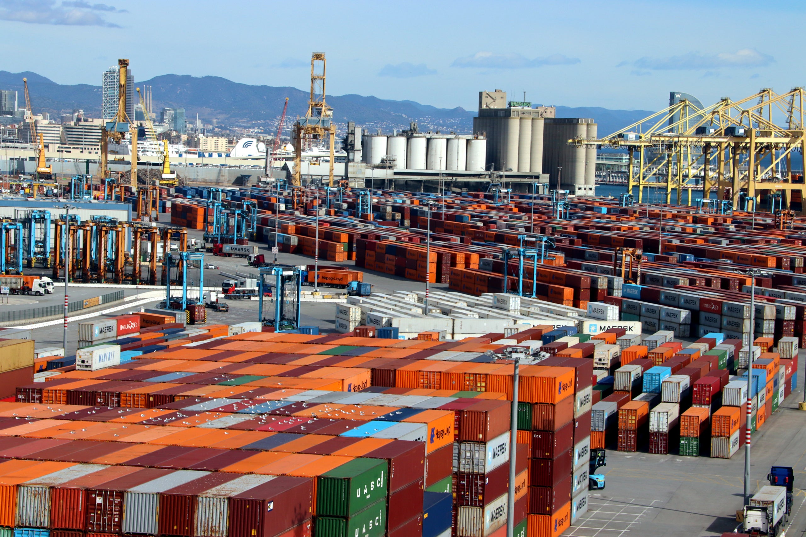 Desenes de contenidors de mercaderies preparats a la Zona Franca del Port de Barcelona | Gerard Escaich Folch (ACN)