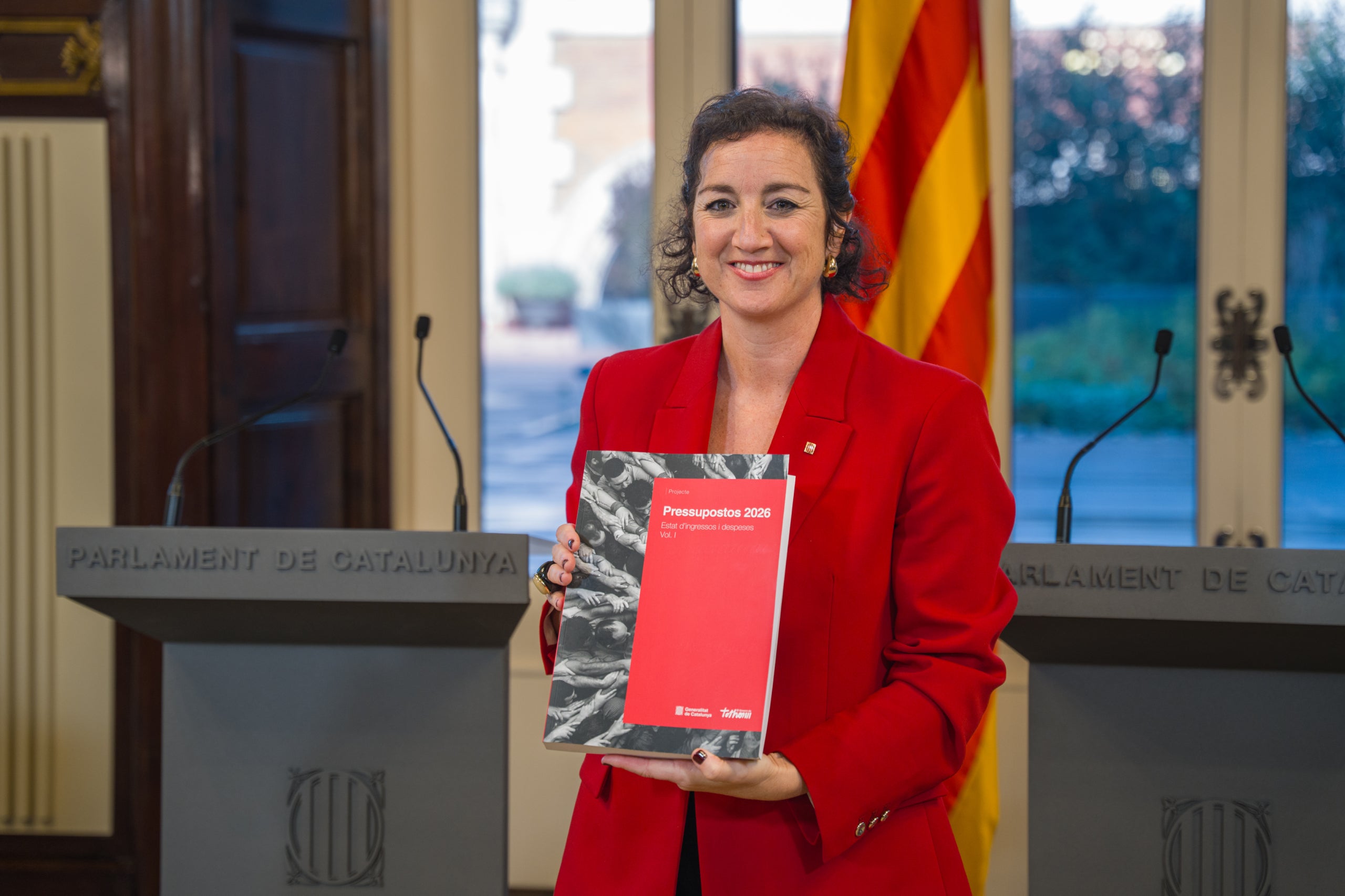 La consellera d'Economia, Alicia Romero, amb els pressupostos del 2026 / ACN