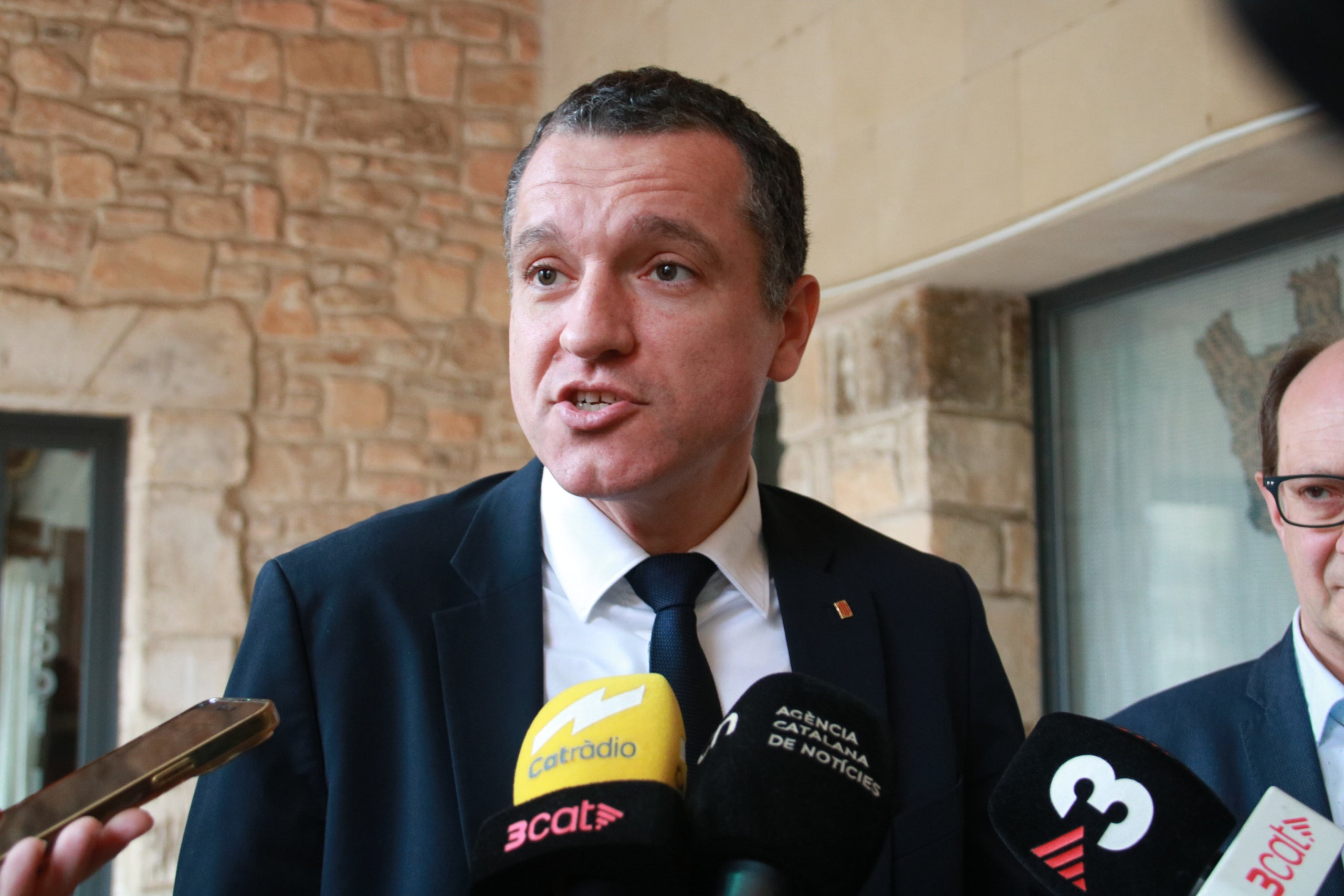 El conseller d'Agricultura, Òscar Ordeig, atenen els mitjans de comunicació a Vimbodí i Poblet | Mar Rovira (ACN)