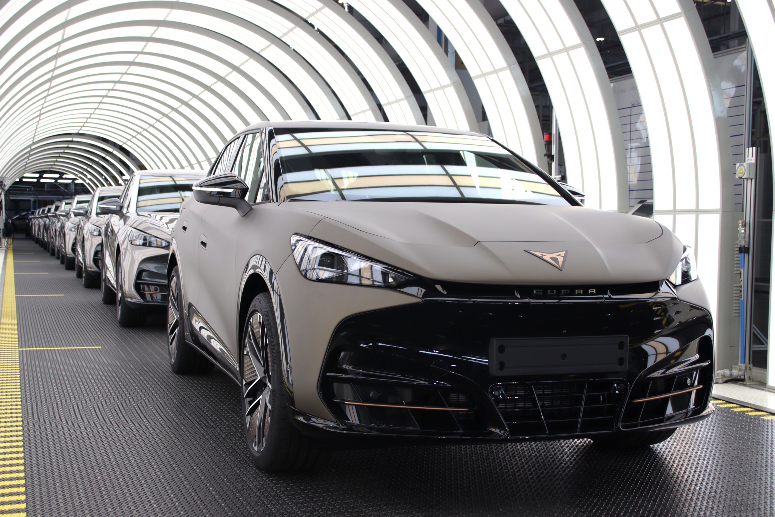 Una fila de Cupra Tavascan a la fàbrica d'Anhui, a la Xina / ACN