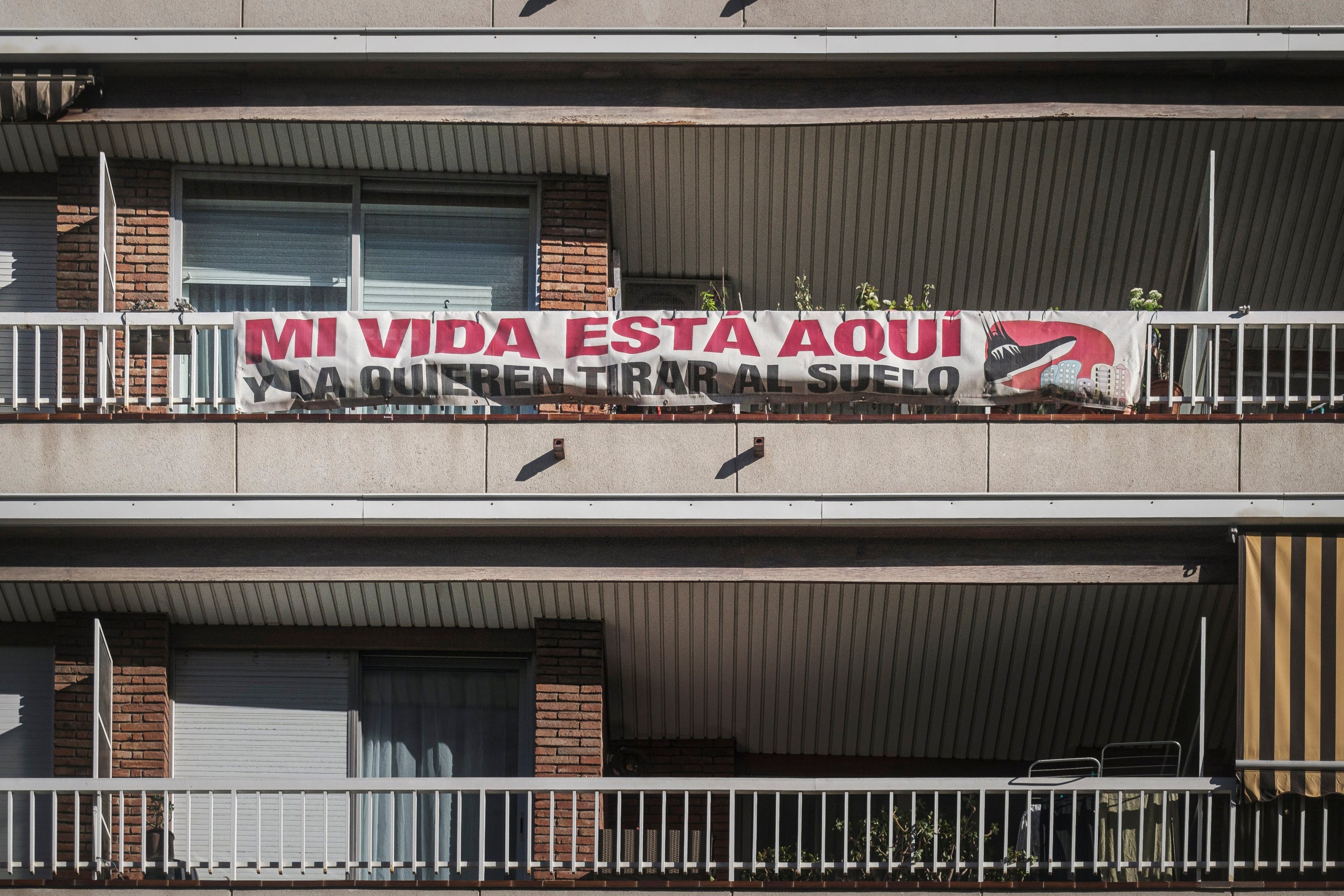 Un cartell en defensa d'un habitatge, a Barcelona | Jordi Borràs / Arxiu ACN