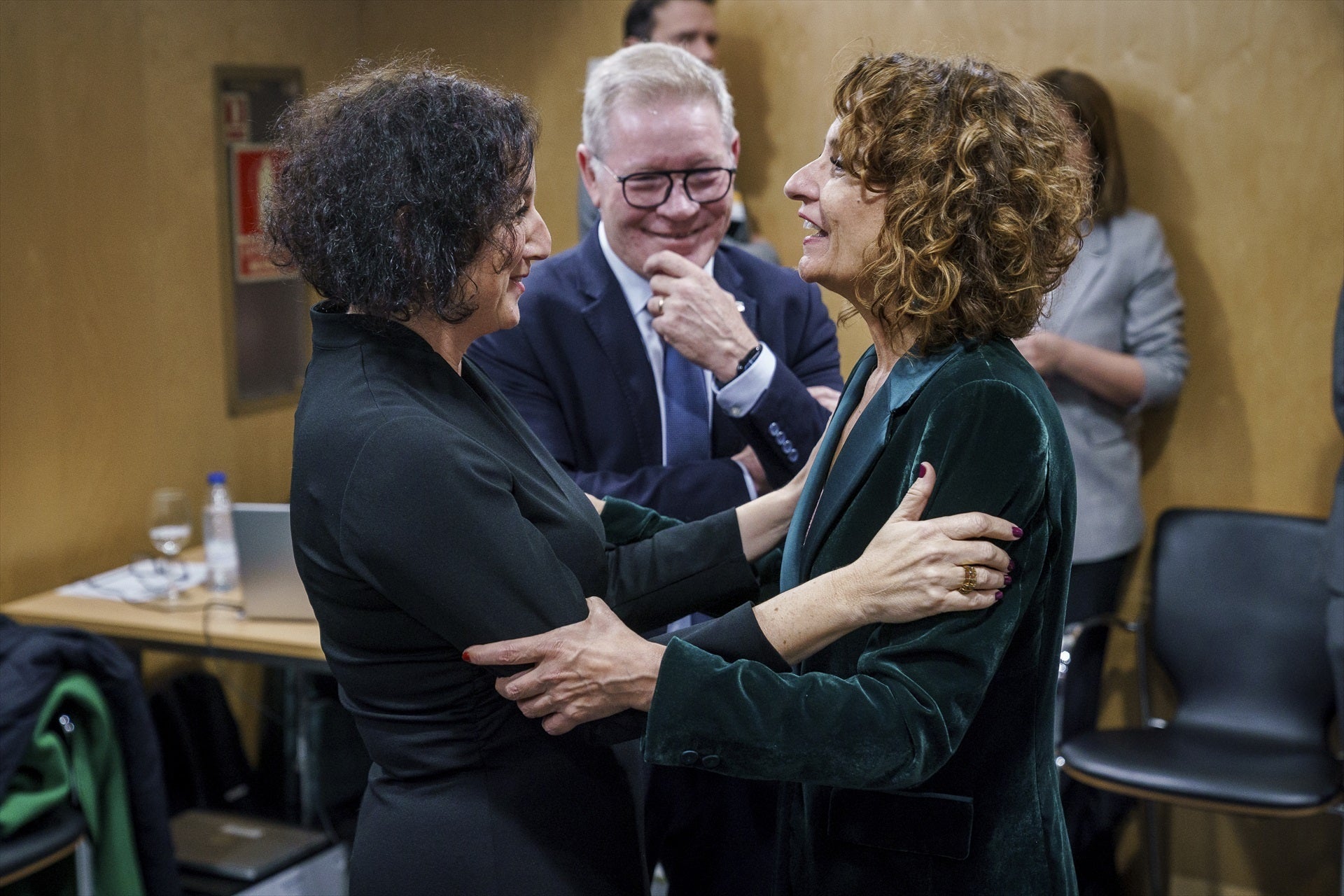 (Foto de ARCHIVO)
La vicepresidenta primera del Gobierno y ministra de Hacienda, María Jesús Montero (d), y la consejera de Economía y Hacienda de Cataluña, Alicia Romero (i), durante el Consejo de Política Fiscal y Financiera (CPFF), en la sede del Ministerio, a 26 de febrero de 2025, en Madrid (España). El Gobierno central y las comunidades autónomas se han reunido para tratar la propuesta del Ministerio de Hacienda para condonar 83.252 millones de la deuda.

A. Pérez Meca / Europa Press
26 FEBRERO 2025;ECONOMÍA;HACIENDA;REUNIÓN;CCAA;COMUNIDADES;DEUDA;
26/2/2025
