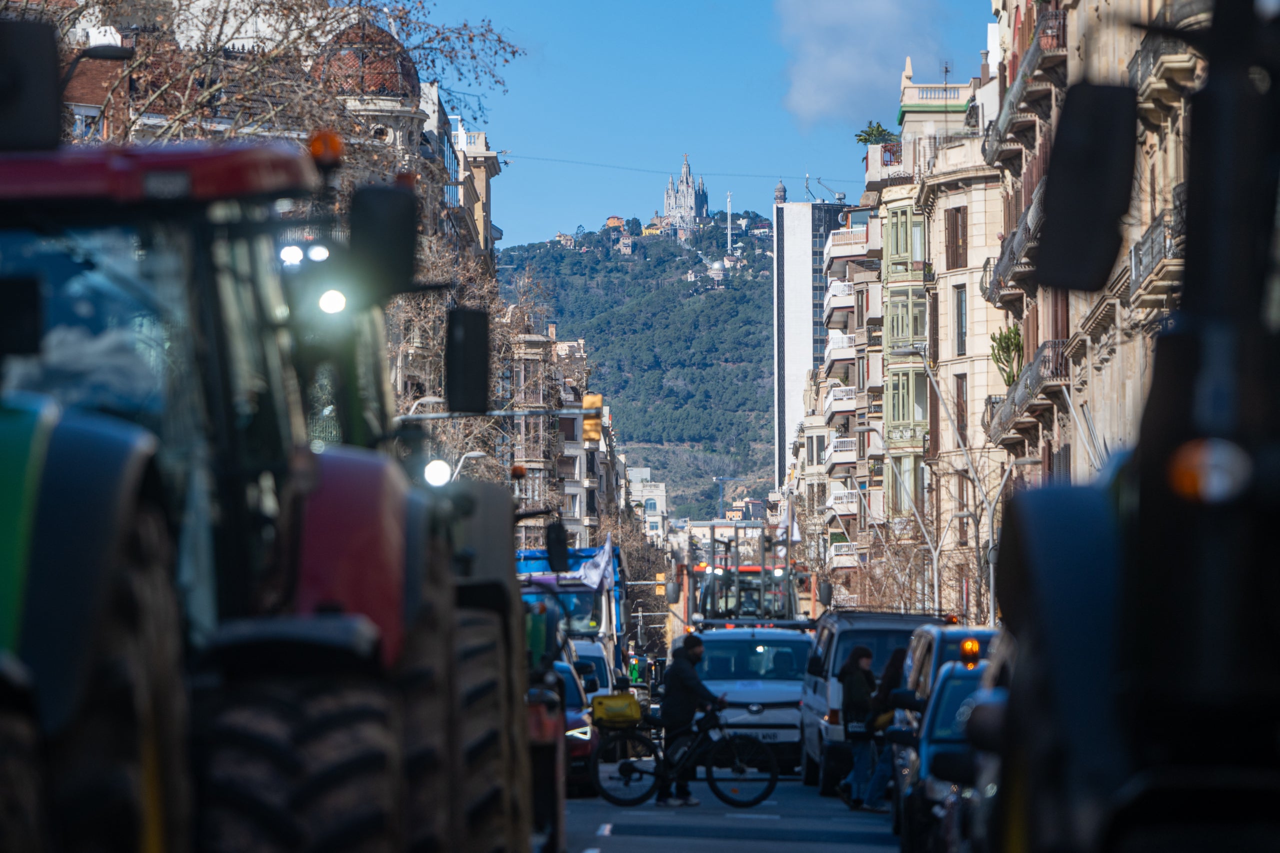 Varios tractores, ante la Conselleria de Agricultura, a 6 de febrero de 2026, en Barcelona, Catalunya (España). Revolta Pagesa ha convocado una tractorada en Barcelona con motivo del segundo aniversario de las grandes movilizaciones del sector en Catalunya. Protestan por el exceso de burocracia que se impone a los agricultores, además de seguir denunciando el acuerdo de la UE y Mercosur.

Lorena Sopêna / Europa Press
06/2/2026