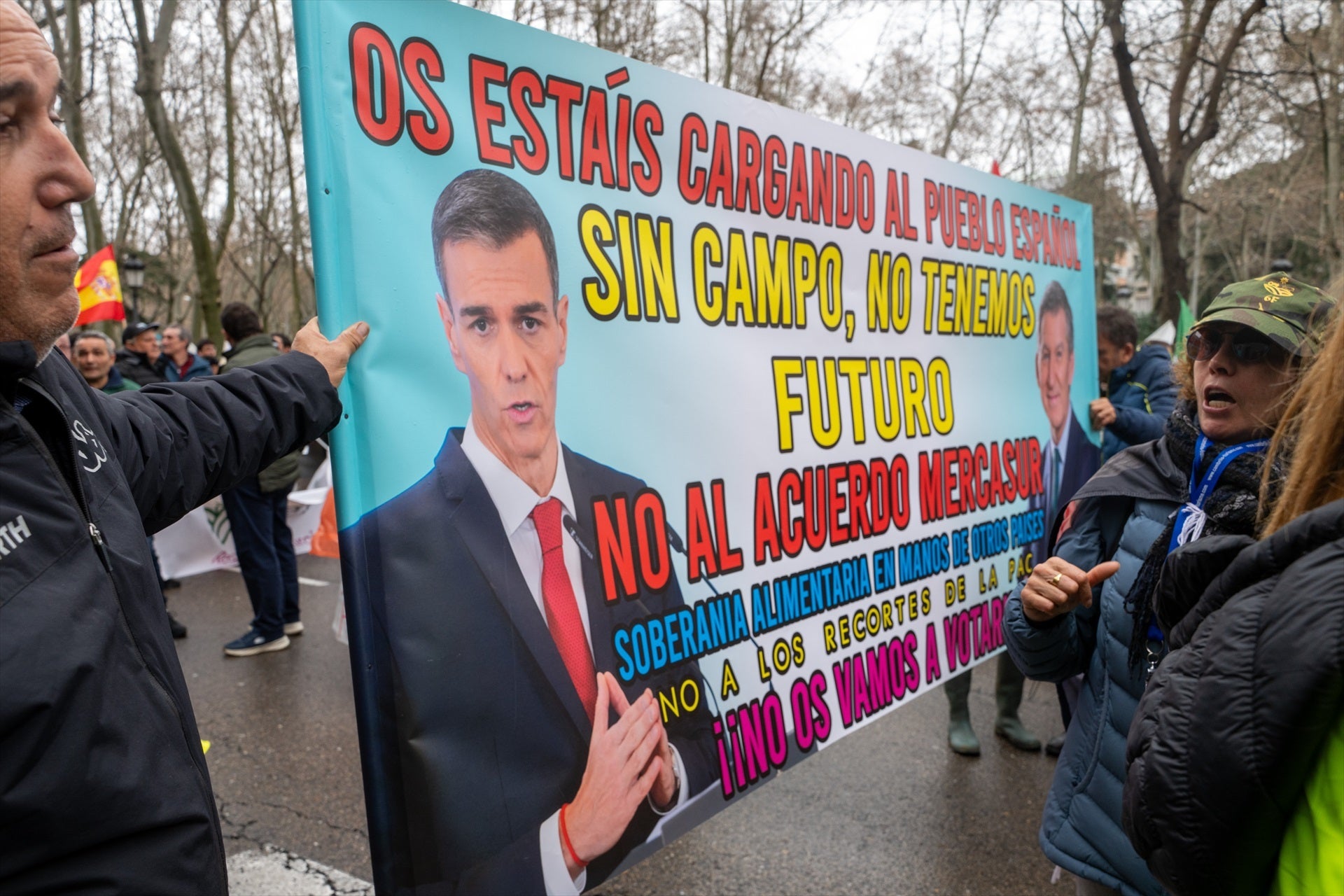 Cartells contra Sánchez i Feijóo en les protestes pageses a Madrid / EP