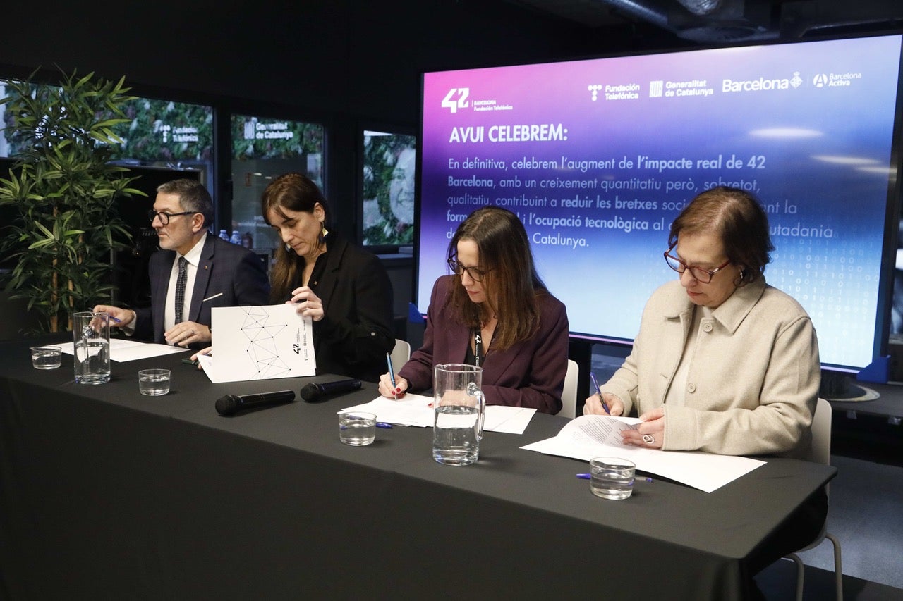 Miquel Sàmper, conseller d'Empresa i Treball; Núria Montserrat, consellera de Recerca i Universitats; Isabel Salazar, directora general de Fundació Telefónica i Raquel Gil, cinquena teniente d'Alcaldia i presidenta de Barcelona Activa a l'acte de signatura de la renovació de l'acord per a l'impuls de 42 Barcelona / Fundació Telefónica