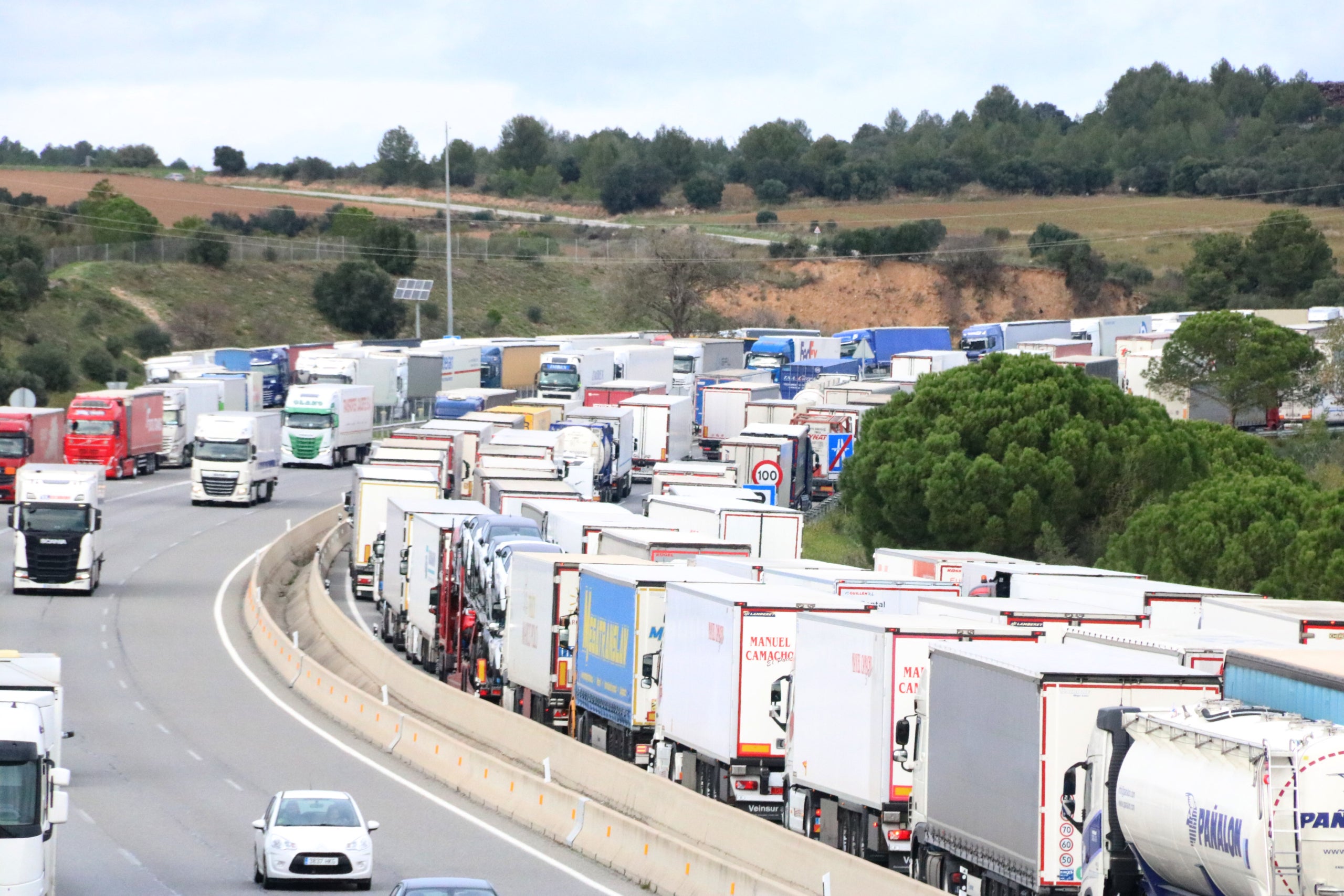 Camions aparcats en sentit sud i la cua dels que volen anar en sentit nord a l'AP7  a Figueres | Gerard Vilà (ACN)