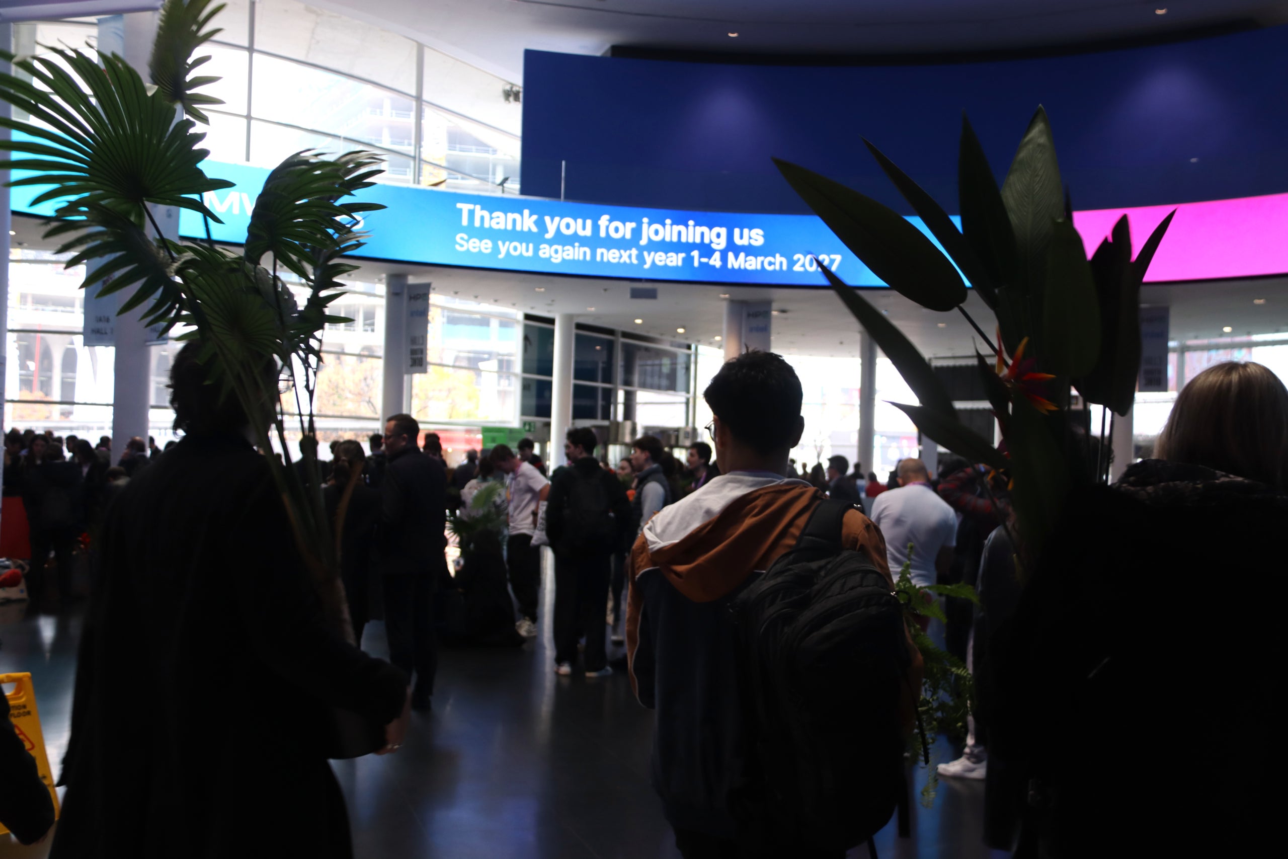 Congressistes abandonant l'MWC 2026 després de la clausura / ACN