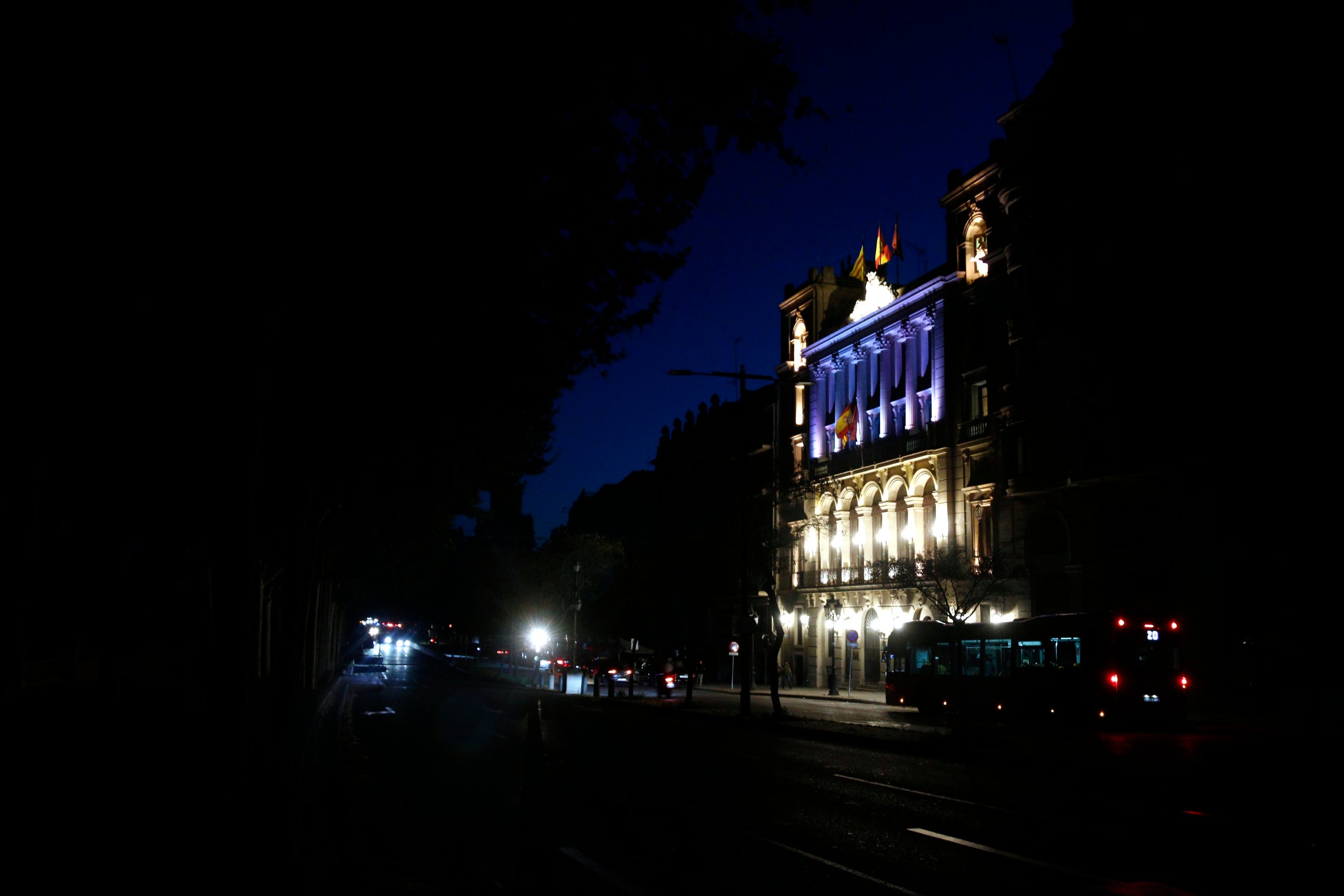 El Palau de la Paeria de Lleida, l'únic edifici il·luminat a l'avinguda de Blondel de la capital del Segrià. | Roger Segura (ACN)