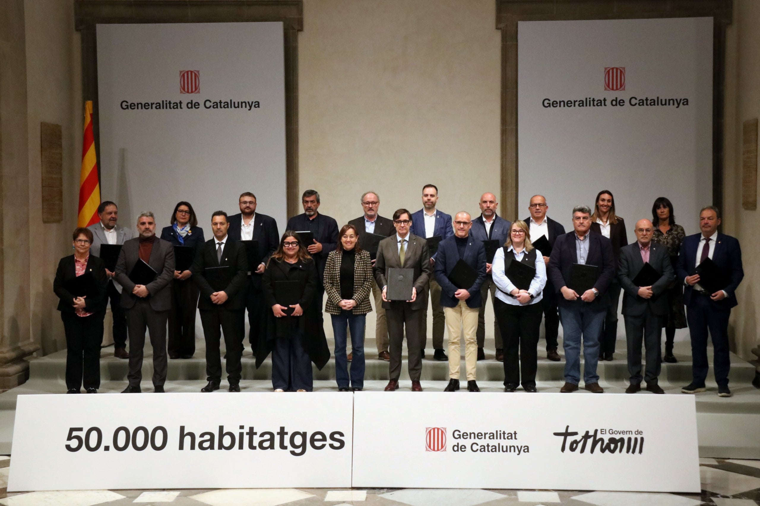 El president de la Generalitat, Salvador Illa, i la consellera de Territori, Habitatge i Transició Ecològica, Sílvia Paneque, amb els alcaldes que han firmat el nou conveni per licitar solars / ACN